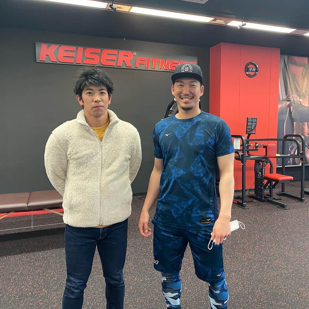 梶谷隆幸のインスタグラム：「明けましておめでとうございます。 今年からジャイアンツで頑張ります！ 今日で自主トレ終了！手伝ってくれた遠藤トレーナーありがとう！ #keiser_fitness @keiser_fitness」