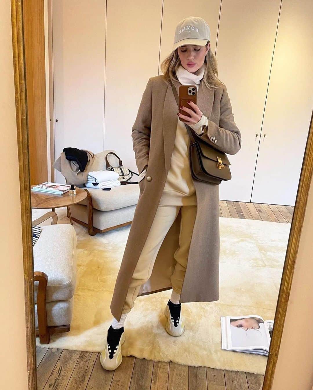Vogue Australiaさんのインスタグラム写真 - (Vogue AustraliaInstagram)「Rhetorical question: Is #RosieHuntingtonWhiteley the queen of the lockdown 'fit? Allow us to confirm she is. Seamlessly blending cosy loungewear in luscious neutrals with elevated accessories (including a Bottega piece—or seven), RHW has struck the fabled balance between comfort and glamour. And struck it well. At the link in bio, an ode to her quarantine wardrobe. ⁣ ⁣ 📷 @rosiehw」1月24日 12時40分 - vogueaustralia
