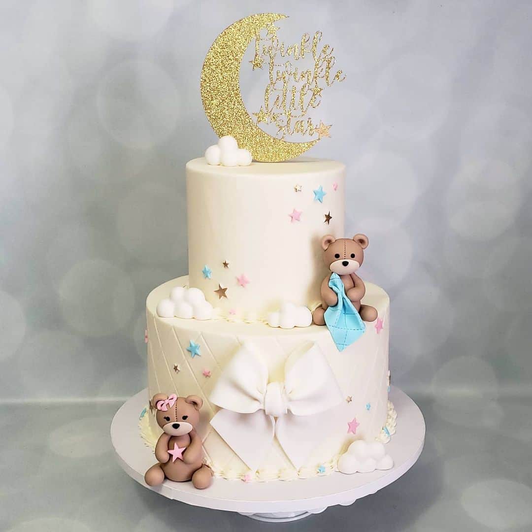 Honey Bee Cakesのインスタグラム：「Gender Reveal Cake Topper by @_paperprettiesbyili_」