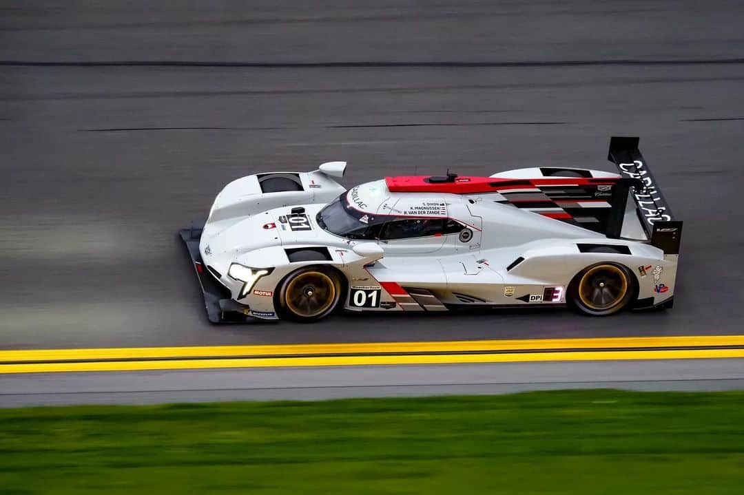 マーカス・エリクソンのインスタグラム：「New experience for me this week. I’m reserve driver for the new @chipganassiracing @cadillac DPi @imsa_racing program. Which means I got some laps in this beast both in Sebring and tonight at Daytona during the ROAR. Great opportunity and a lot of fun! #ME8 #IMSA」