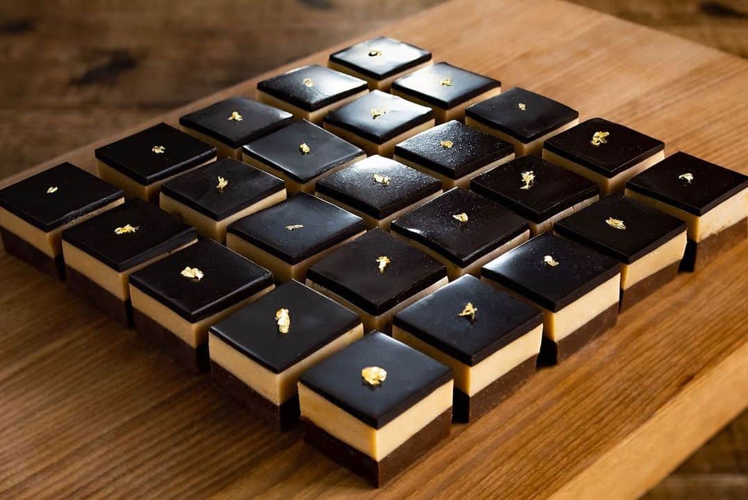 のインスタグラム：「How to make Opera Chocolate Ganache coffee flavor  コーヒー香るオペラ生チョコ【電子レンジで手作りバレンタインチョコ】  今回は手に入りやすい材料＆電子レンジで簡単に詳しく解説  YouTube https://youtu.be/iprGmBpmDEU  #Youtube #foodie #instafood #dessertporn #yummy #recipe #chocolate #tasty #dessert #チョコレート #chocoholic #お菓子作り #バレンタイン #valentine #valentines #valentineday #valentinegift #chocolat #ganache #ガナッシュ #生チョコ #オペラ #opera #coffee #コーヒー #cacao #meiji #coffeelover」