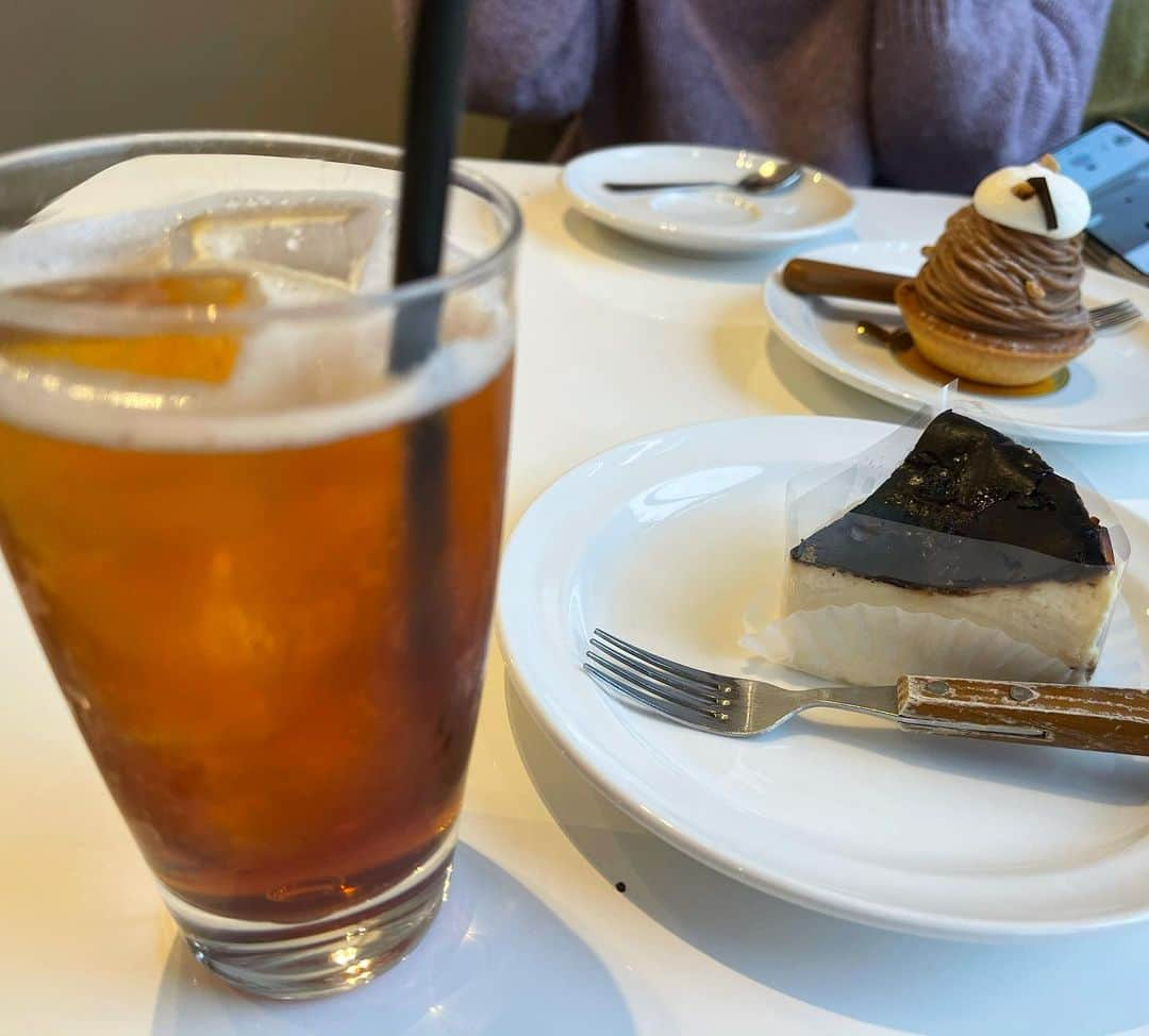 土肥ポン太さんのインスタグラム写真 - (土肥ポン太Instagram)「奥さんとカフェ巡り🍰豊中のTheLOAFCafe(ローフカフェ)☕️めっちゃ広い店内。外は寒いけどティーソーダを飲みました🥤ケーキはバスクチーズケーキ🧀 #カフェ#石橋阪大前 #北摂カフェ #土肥ポン太」1月24日 12時45分 - dohi_ponta