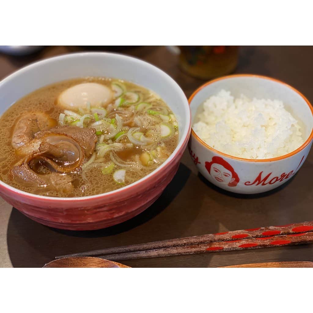 矢口真里さんのインスタグラム写真 - (矢口真里Instagram)「息子のお昼を食べさせてる間に、おとうちゃんがササッと私のお昼を作ってくれました😭✨ ありがとう✨ わかる人にはわかるこのありがたさ😂✨ お昼はガッツリ系な私の事は置いといて、、、 吉村家のラーメン美味しかったです🍜✨ ぺろりんちょ😚✨ ・ ・ #明日からダイエットしよっ #これ最近の口ぐせ #わろりんちょ」1月24日 12時53分 - mariyaguchi_official