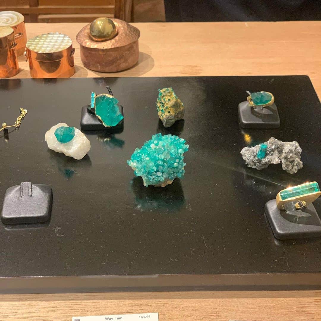 クリス智子さんのインスタグラム写真 - (クリス智子Instagram)「銀座の森岡書店さん @moriokashoten で開催（今日日曜まで！）エメラルド原石ジュエリーデザイナーの川添微さんの展示「Honoka's Emeralds」に。  私は自分の誕生石がエメラルドなので、10代後半から、エメラルドの存在を気にしてきた方だと思うのですが、 いわゆるエメラルドカットが、それはそれで素敵なんですが、高貴なイメージ先行で、アンティークでも、なかなか自分にしっくりくるエメラルドを探せずにいました。  そこで、微さんのエメラルドを見て、この"たからもの"感、鉱物感、にやられました。  素の美、枠にはまらないパワー。  微さん、初めてお会いしましたが、作品そのものの方でした。  実は写真集は、写真家の石内都さんがお撮りになっているのですが、石内さんも昨日ちょうどいらして、ワイワイしばし楽しい時間でした。(3人とも亥年と言うことで盛り上がり😂）  とてもいいエネルギーに触れ、昨日が、少し何かの転機だった気すらします。  森岡書店さんでは、本日日曜までなので、このタイミングでの投稿だと難しいと思いますが、来週火曜日、番組 @good_813jwave  にゲストご登場いただきます。  ぜひそちらも聴いてくださいね。」1月24日 12時49分 - chris_tomoko