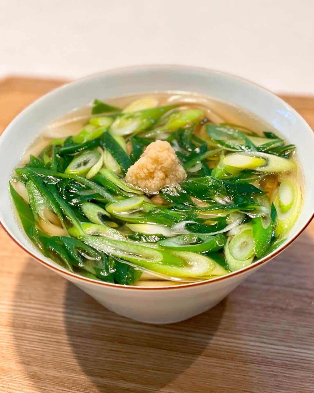 のインスタグラム：「家で九条ネギのねぎうどん♡﻿ 10年以上前に糸井重里さんに教えてもらってから京都に行くとよく行くようになった『祇をん 萬屋』のねぎうどんインスパイア♡﻿ シャキシャキ九条ネギとたっぷりすり生姜が最高です！﻿ ﻿ #具義うどん2021 #グギメシ」