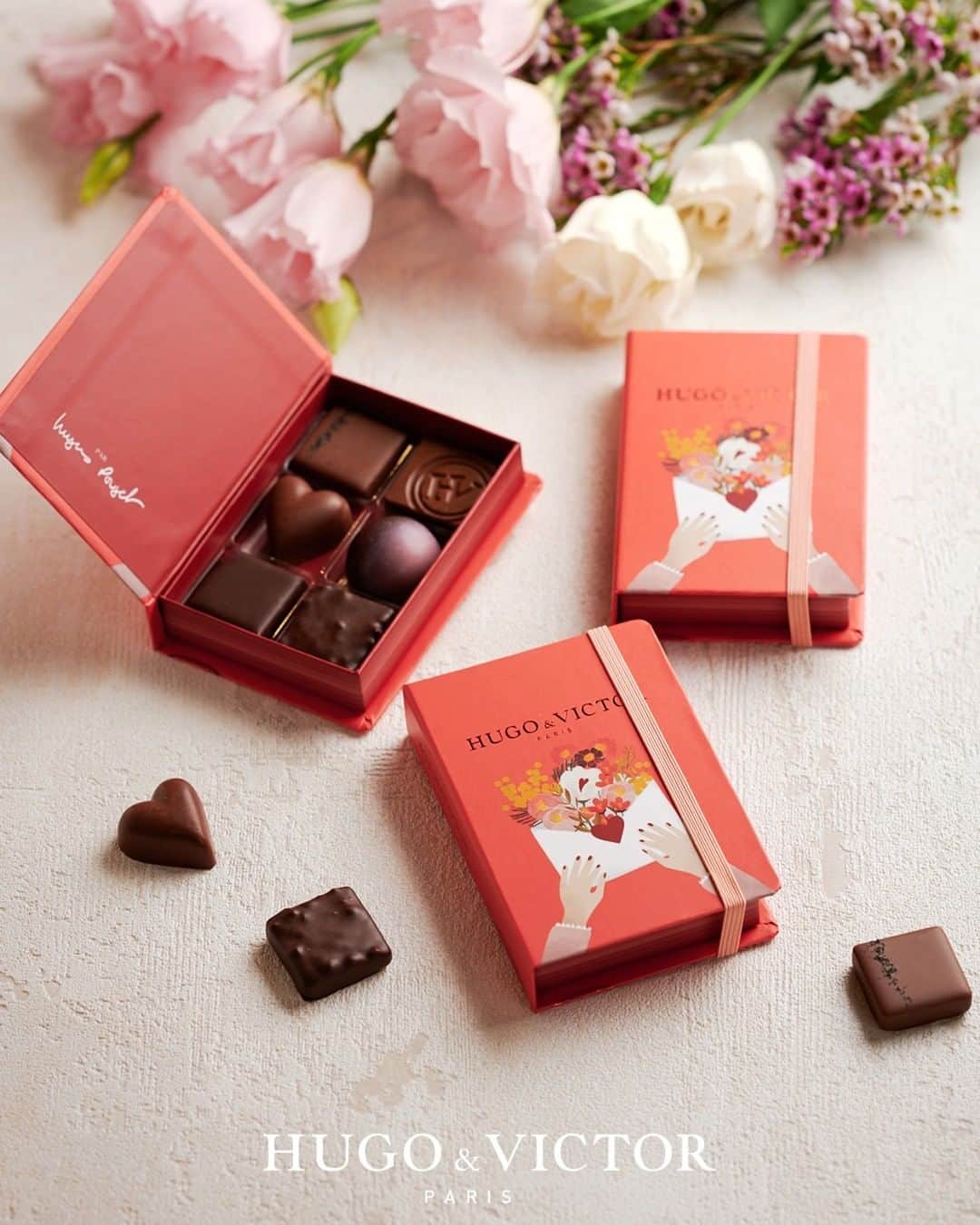 のインスタグラム：「＼Caramel à l'eau de rose／ 薔薇の水を使ったキャラメルが新作です！ . 大好評いただいている「エンヴェロップ ダムール」のシリーズ。中には新作2種が含まれていますが、その中でも「Caramel à l'eau de rose(キャラメル オーデローズ)」が今年のシェフ一押しのボンボンショコラ。 . パッケージに描かれている手紙の中には愛を花に見立てて描かれています。そのお花をショコラにできないかと、日本からリクエストを出しました。そこで愛を伝える花は「ローズ」ということで作ってくれた一粒。 . ローズウォーターの優しい風味をキャラメルとショコラで消えないように、何度も試行錯誤を繰り返し、完成した一粒です。スフェール状のピンクのグラデーションのものです。 . . . ✳︎━━━━━━━━━━━━━━━━━━━✳︎ ＜Enveloppe d'Amour＞ エンヴェロップ ダムール ☑3個入 1,300円(税別) ☑6個入 2,800円(税別) ☑12個入　4,800円(税別) ✳︎━━━━━━━━━━━━━━━━━━━✳︎ ※オンラインショップでは完売となっている商品も店舗では取り扱いしております . . . #hugoetvictor #hugoandvictor #hugovictor #patissier #chocolatier #patisserie #chocolaterie #sweets #chocolat #cake #gift #gourmet #tokyogourmet #ユーゴアンドヴィクトール #チョコレート #パティスリー #ショコラトリー #ショコラ #グルメ #美味しい #スイーツ #東京グルメ #パティシエ #ショコラティエ #parfait #パフェ #バレンタイン #Valentine #サロンデュショコラ #ボンボンショコラ」