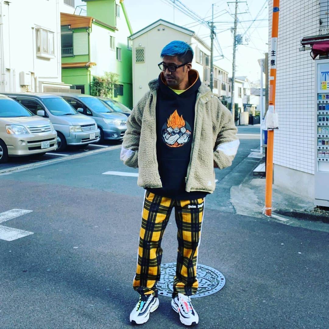 のインスタグラム：「雨、嫌い…👱🏽‍♂️☔️☔️☔️🙅🏼‍♂️ この日は、 古着の悟空パーカーに🐲 ボアを羽織っただけだったのに、 寒くなかったのになーテンション！！  #tokyo #japan #today #fashion #palmangels #nike #airmax95 #adidas #ディスカステンション #ストリート #ストリートファッション #メンズファッション #メンズスタイル  #東京」