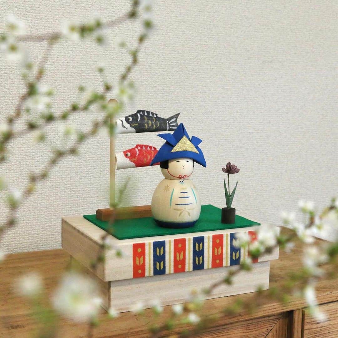 中川政七商店さんのインスタグラム写真 - (中川政七商店Instagram)「「こけしと、ともに。」  五月人形を飾り始めるにふさわしいのは、3月20日の春分の日から4月中旬といわれています。﻿ ﻿ 洋にも和の空間にもそっと映えるのは、宮城県鳴子温泉でつくられる、こけしの武者箱飾り。﻿ ﻿ 「こけしの蒐集は鳴子にはじまり鳴子に終わる」といわれるこけしの産地・宮城県鳴子温泉。﻿ この地で、伝統こけしや木地雛の製作を続ける「桜井こけし店」 @sakuraikokeshiten と一緒に、やさしい笑顔のお飾りをつくりました。﻿ ﻿ 季節が終わったら、台の桐箱の中に入れてコンパクトに収納していただけます。﻿ ﻿ ▶︎ こけし武者箱飾り／￥33,000   🦌お買い物はプロフィールリンクまたは画像をタップ@nakagawamasa7 ﻿ 🦌渋谷店では代引きを承っております(03-6712-6148)  ． 日本の工芸が教えてくれる 暮らしかた、生きかた。  Japan’s kogei. Teaching us how to live how to be. ．  #中川政七商店 #暮らしの道具 #こけし #しつらい #季節の行事 #季節の設え #japaneseculture #kokeshi #kokeshidoll #五月人形 #武者飾り #男の子ベビー #初節句 #節句 #鯉のぼり #端午の節句 #子供の日 #こどもの日」1月24日 12時57分 - nakagawamasa7