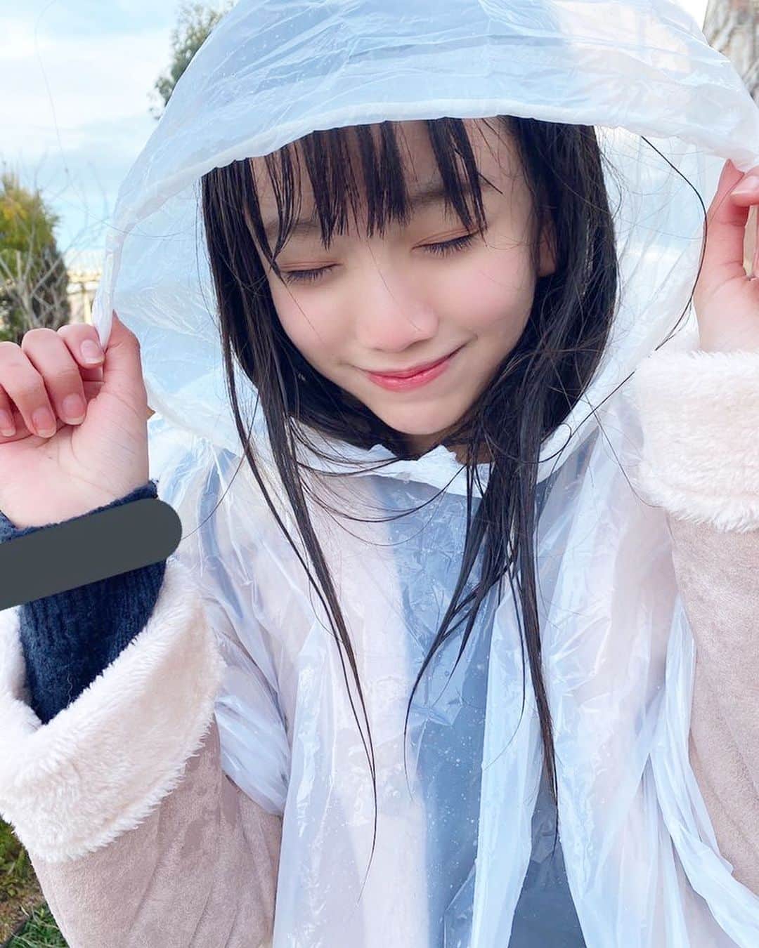 村田万葉のインスタグラム：「☔️ ・ ・ びしょ濡れ😂 ・ ・ ・ ・ ・ #レインコート #遊園地 #冬」