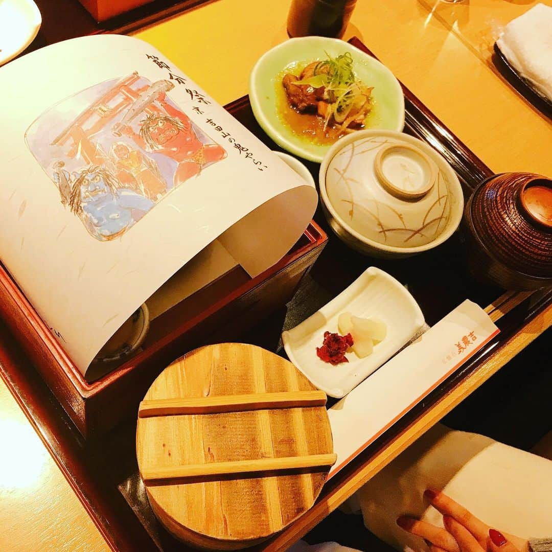 田中琴乃さんのインスタグラム写真 - (田中琴乃Instagram)「⛩ #美濃吉 いつ来ても落ち着く、美味しい和食を提供してくださるので良く夫婦で伺います。 先日は京王百貨店さんにお邪魔しました。 席ごとにパーティションで区切られた半個室で安心してお食事できました。 お土産のおばんざいセットも美味しそう😋 テイクアウトして、お家でも頂こうと思います！ ・ ・ #和食 #お家ではこんなに作れない」1月24日 13時07分 - tanakakotono