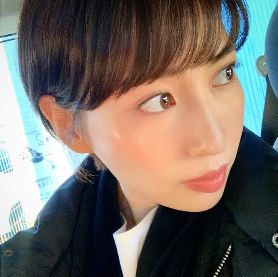 増田有華さんのインスタグラム写真 - (増田有華Instagram)「＊  髪伸びるの早すぎて もう耳にかけないとちょっと長い感じ  ベンチコートの下はカイロ6枚貼ってます お腹　お尻　背中　背中下　両脇  でも 靴に入れて頂いたカイロが 1番身体を温めることに気がつきました  買うのは足用カイロですよ、みなさん。  ・ ・ ・ #朗報 #カイロ #足用カイロ #最強説 #ショート #ショートヘア #ショートボブ  #ボブ #ショートカット #ショート女子 #ボブアレンジ #hairstyle #ヘアースタイル」1月24日 13時11分 - masuyuka_official