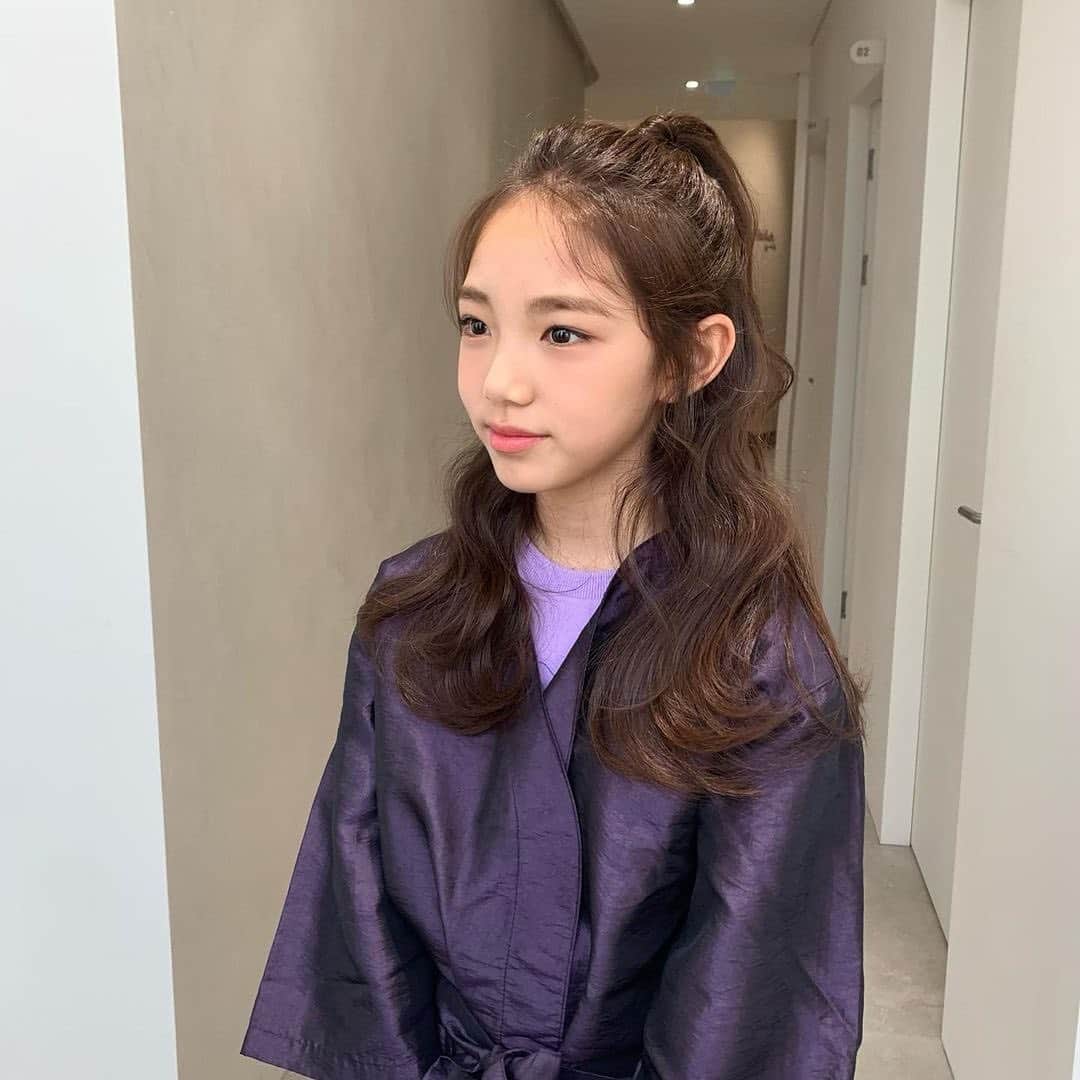 ウンチェのインスタグラム：「. 역시 세팅하고 나서 샵에서 바로 찍은 사진이 젤 예뽀네🥰  #위위아뜰리에 #다미쌤 #은비쌤  #예쁘게만들어주셔서 #감사해요  #키즈모델 #주니어모델 #아역배우  #이은채 #은채 #LeeEunchae」