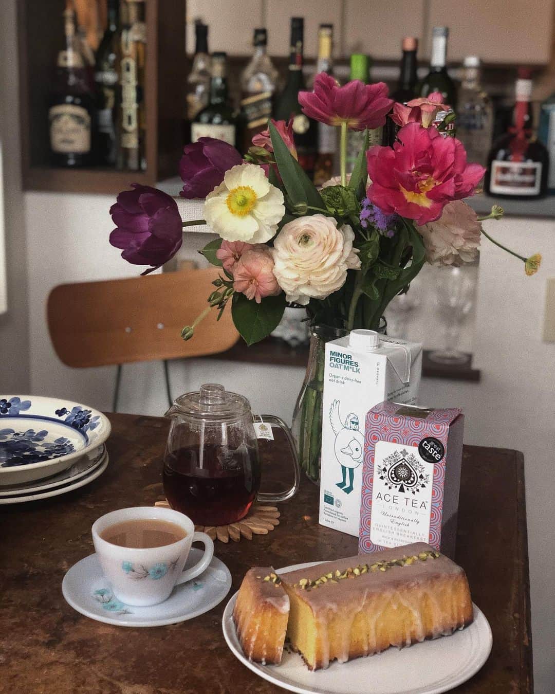 佐藤香菜さんのインスタグラム写真 - (佐藤香菜Instagram)「2月末の喫茶店の試作も兼ねて🍴 週末に大切な人と食べる、が由来の ウィークエンドシトロン また焼き上げ🍋🍋🍋 レモンの酸味がしっかりあるので、 お茶はミルクティーも合う。牛乳ではなく #マイナーフィギュアズ @nikotrading の オーツミルクにしてみたら、 スウィーツにぴったりのちょうど良いコク！ コーヒーを美味しく飲むためにバリスタ専用に 開発されたミルクだけど、紅茶も相性良くて新たな発見。  背景には山ちゃんのお花💐 @make_me_me 花瓶に入れてからも 全方位にグングン伸びて元気いっぱい。 ...そのまた後ろの背景は旦那の自宅Bar💁🏻‍♂️ 酒屋さん？ . #weekendcitron #ウィークエンドシトロン  #tea #teatime #milktea #cake #homemadecake  #acetea #minorfigures #oatmilk」1月24日 13時17分 - kana__sato622