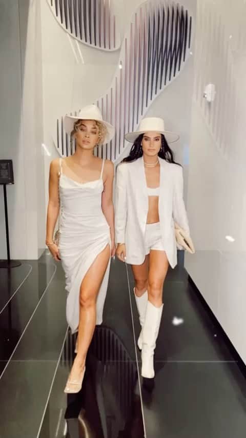 ジャスミン・サンダースのインスタグラム：「Did you really think we needed a caption?! ✨ @isabelagrutman」
