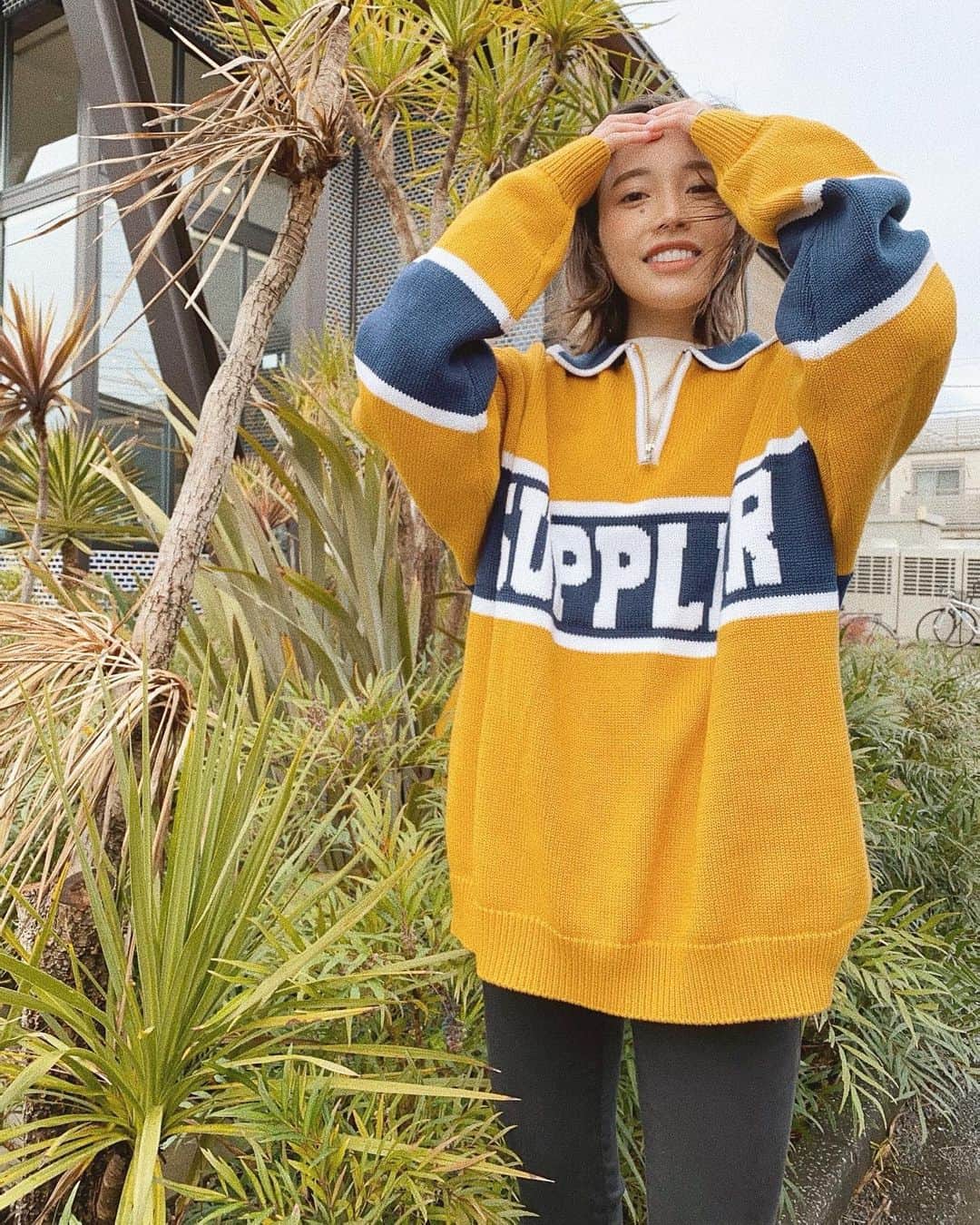 馬詰まほのインスタグラム：「雨続きだけど 気分落とさず お家でお仕事しながら過ごしてる💫🤍 地元の友達から可愛いお洋服が届いたのでさっそく☻✌︎ Thank you!!! tops / @supplier_official」