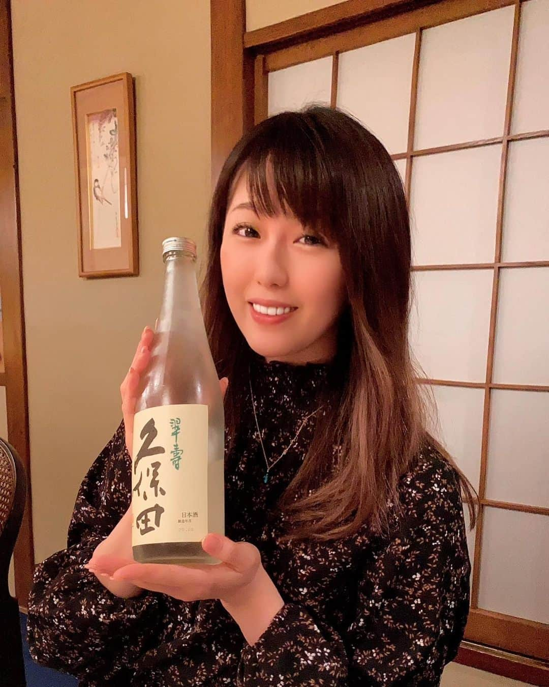 藤井舞のインスタグラム：「翠壽初めて飲んだ！  #松乃鮨 #大森海岸 #日本酒 #寿司 #お寿司  #フリーアナウンサー #女子アナ #女性経営者 #大田区 #大森  #元NHKアナウンサー #着物好きさんと繋がりたい #ねことふじい #若手経営者 #経営者 #sake #のんべえ女子 #アナウンサー #オーナー #スタッフ募集 #海 #お酒好き」