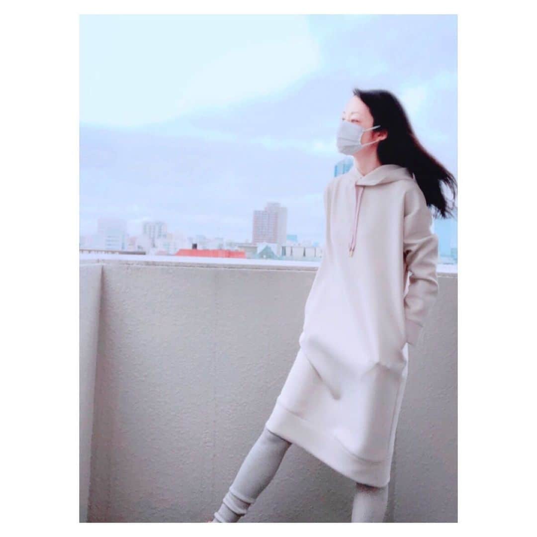 のインスタグラム：「展示会で注文した商品が届きました💙  今日は寒いですね🥶もう少し暖かくなったらこれを着て外出しよう  早く春になれ🦋  #elendeek #展示会 #元宝塚 #宝塚og #tokyo #japan」
