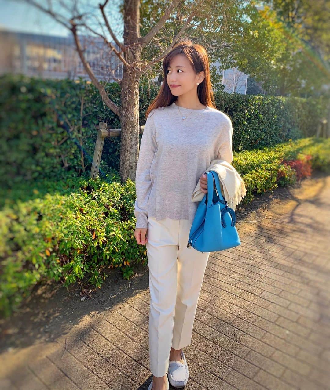 福山唯のインスタグラム：「寒い週末になりましたね❄️ . . ポカポカな日が待ち遠しいな☺️ . .  tops @kuih_store  100%WOOLで温かくて肌触りもとても良い🐏♡ pants @storynine_jp  冬の温かくてラインのきれいなパンツを探してて見つけた♡♡とっても温かで履きやすい♡ . . #coordinate #fashion #knit #kuih #kuihst #storynine #whitecode #コーディネート　#冬コーデ　#ニット #クイ　♡」