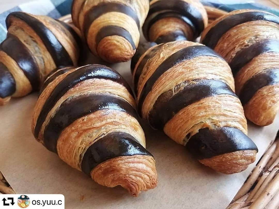 クスパさんのインスタグラム写真 - (クスパInstagram)「#repost @os.yuu.c ・・・ 【バイカラークロワッサン】 ひさしぶりの投稿🥐 ・ レッスン用にクロワッサンを試作中で、作ってみたかったバイカラークロワッサンを作ってみたら可愛すぎた～🤭❤️ ・ ピンクは巻きを変えたら焼き上がりが失敗だったから、また焼きたい ・ ・ #バイカラークロワッサン#クロワッサン#手作りクロワッサン#フーディーテーブル #おうちごはん #おうちごはんlover #クスパ#cookingschoolpark #コッタ#cotta」1月24日 13時43分 - cookingschoolpark