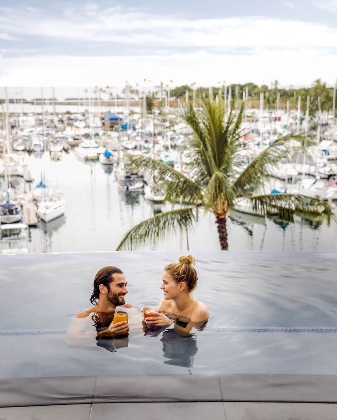 Prince Waikikiのインスタグラム：「Cocktails and a view 🌴」