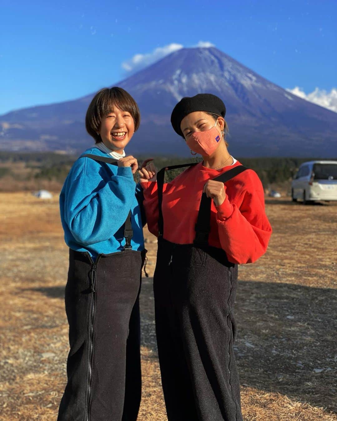 吉田夏海さんのインスタグラム写真 - (吉田夏海Instagram)「合流したらまさかのおそろいコーデ💙❤️💙❤️  オーバーオールに赤青スウェットでマリオ感🤣  インナー白入れてるのも一緒だし同じすぎてびっくり👏  しかもなっちゃん同士👭🏻w  #camp #camping  #campcode  #mtfuji  #japan #キャンプ #キャンプコーデ」1月24日 13時38分 - natsumiiiiiiiiiii