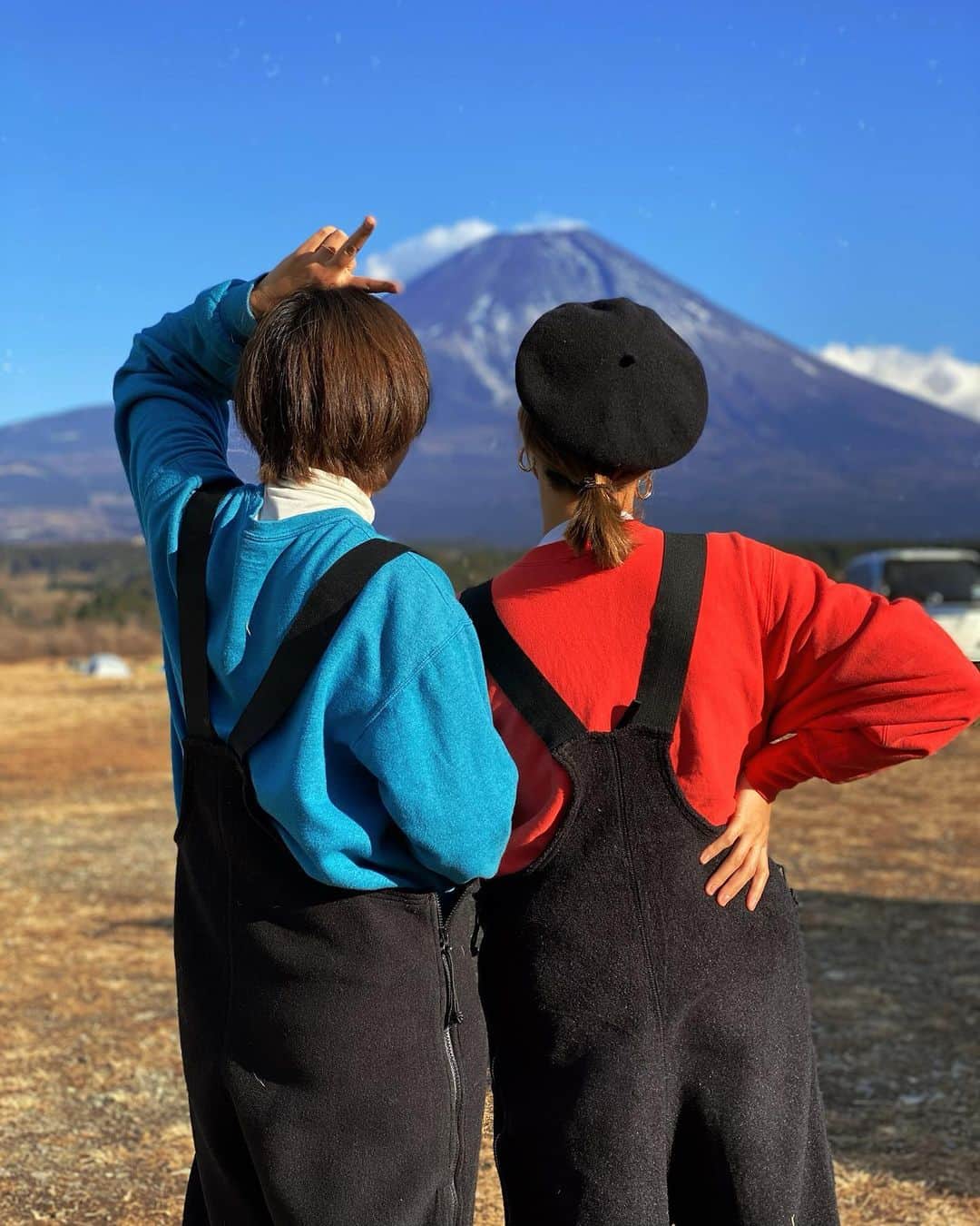 吉田夏海さんのインスタグラム写真 - (吉田夏海Instagram)「合流したらまさかのおそろいコーデ💙❤️💙❤️  オーバーオールに赤青スウェットでマリオ感🤣  インナー白入れてるのも一緒だし同じすぎてびっくり👏  しかもなっちゃん同士👭🏻w  #camp #camping  #campcode  #mtfuji  #japan #キャンプ #キャンプコーデ」1月24日 13時38分 - natsumiiiiiiiiiii