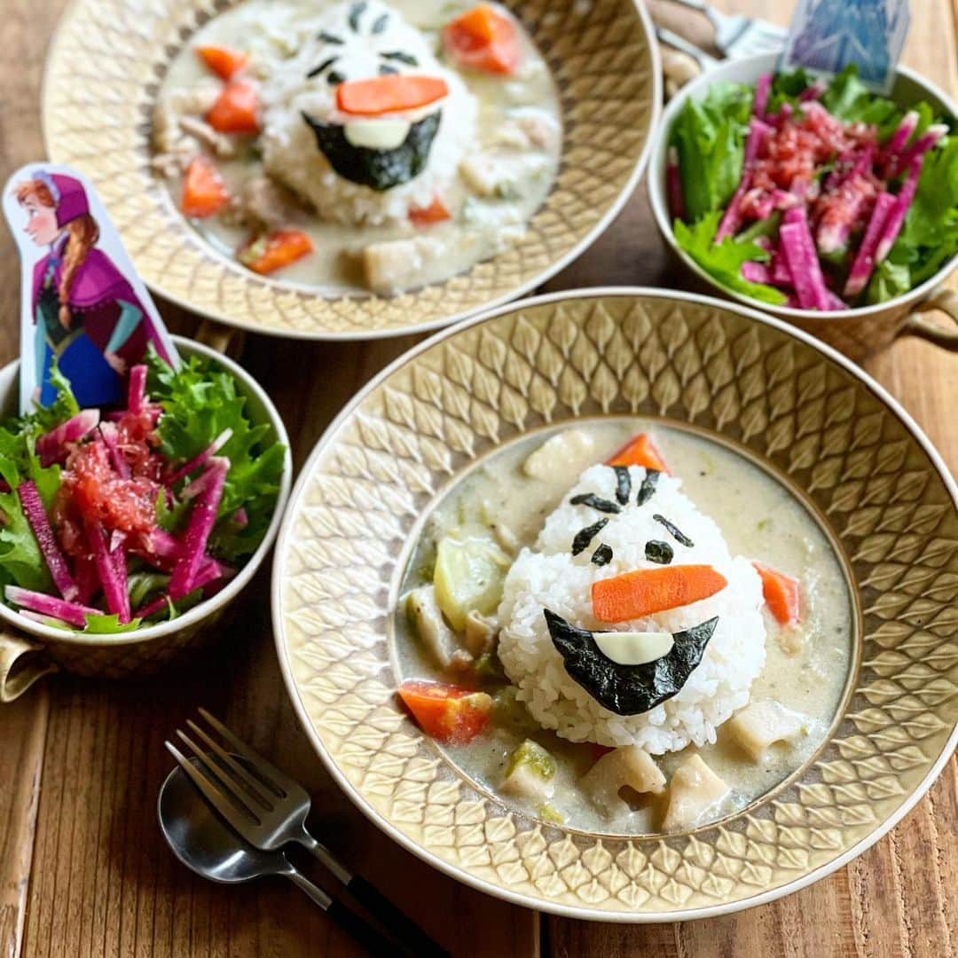Atsukoのインスタグラム：「今日のランチ 2021.01.24  今日のランチは @oisix さんの #kitoisix キットOisixをつかって。 アナと雪の女王のランチ。  氷の世界のスノーシチュー グリーンフリルサラダ  オラフの顔の海苔をカットしたはいいけど、温かいご飯にのせたらみるみるうちに縮んでいく😂😂 ごはんもうすこし冷めてからのせればよかった😂😂🙄まぁ仕方ない。 キャラモノ得意じゃないので、遠めで見てやってください。笑  シチューの中身は、白菜と蓮根と人参と鶏肉とエリンギ。 ルーは使わず、豆乳と小麦粉を使用。 付属のコンソメで味付けして終わり。 かなり簡単です。 小さなお子様から喜ばれるかも❤  サラダは盛り付けだと1皿だったので、二つに分けてしまいました。 レシピbook通りではなくすみません🙏 こちらのドレッシングはグレープフルーツを使いつくってます。 さっぱり美味しかったです😋  ※紅芯大根はカットされてないです！自分で切りました💦  #oisix#オイシックス#tablefortomorrow#kitoisixプレミアムモニター」