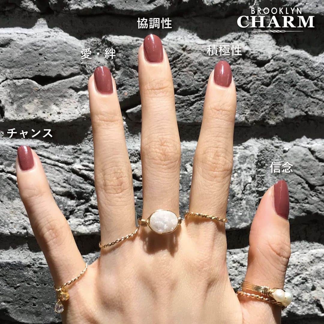 Brooklyn Charm Japanさんのインスタグラム写真 - (Brooklyn Charm JapanInstagram)「- 💍リングをはめる指が持つ意味💍  普段、何気なくつけている指輪。 皆さんはどの指につけていますか？ 実は！つける指によっていろんな意味があるのをご存知でしょうか？  今回は左手5本指の意味をご紹介します✨ 指輪をつける場所の意味やパワーを知ってもっとアクセサリーを楽しんでいただければと思います♪ 皆さまのご参考になりますように💭  ⚠️掲載商品のご購入も可能です💍詳しく知りたい方はプロフィールURLからメールもしくはDMにてお問い合わせくださいませ。  —— 現在、WEB SHOPでは年に一度のビッグセールを開催中！ 5,000円(税込)以上のお買上なら送料も無料🚚💨  なかなか店舗へ行けないという方や お家でじっくりと選びたい方必見！！！  @brooklyncharm_japan  のプロフィールURLをcheck‼️  是非、このお得な機会にWEBでのカスタムをお楽しみ下さい♪  - #brooklyncharmjapan #brooklyncharm #brooklyn #ny #accessary #handmade #ブルックリンチャーム #ブルックリン #ニューヨーク #アクセサリー #オリジナル #オリジナルアクセサリー #ハンドメイド #ハンドメイドアクセサリー #ネックレス #ブレスレット #ピアス #イヤリング #リング #ワイヤーリング #指輪 #指輪の意味 #手元コーデ #ゴールドリング #シルバーリング」1月24日 13時46分 - brooklyncharm_japan