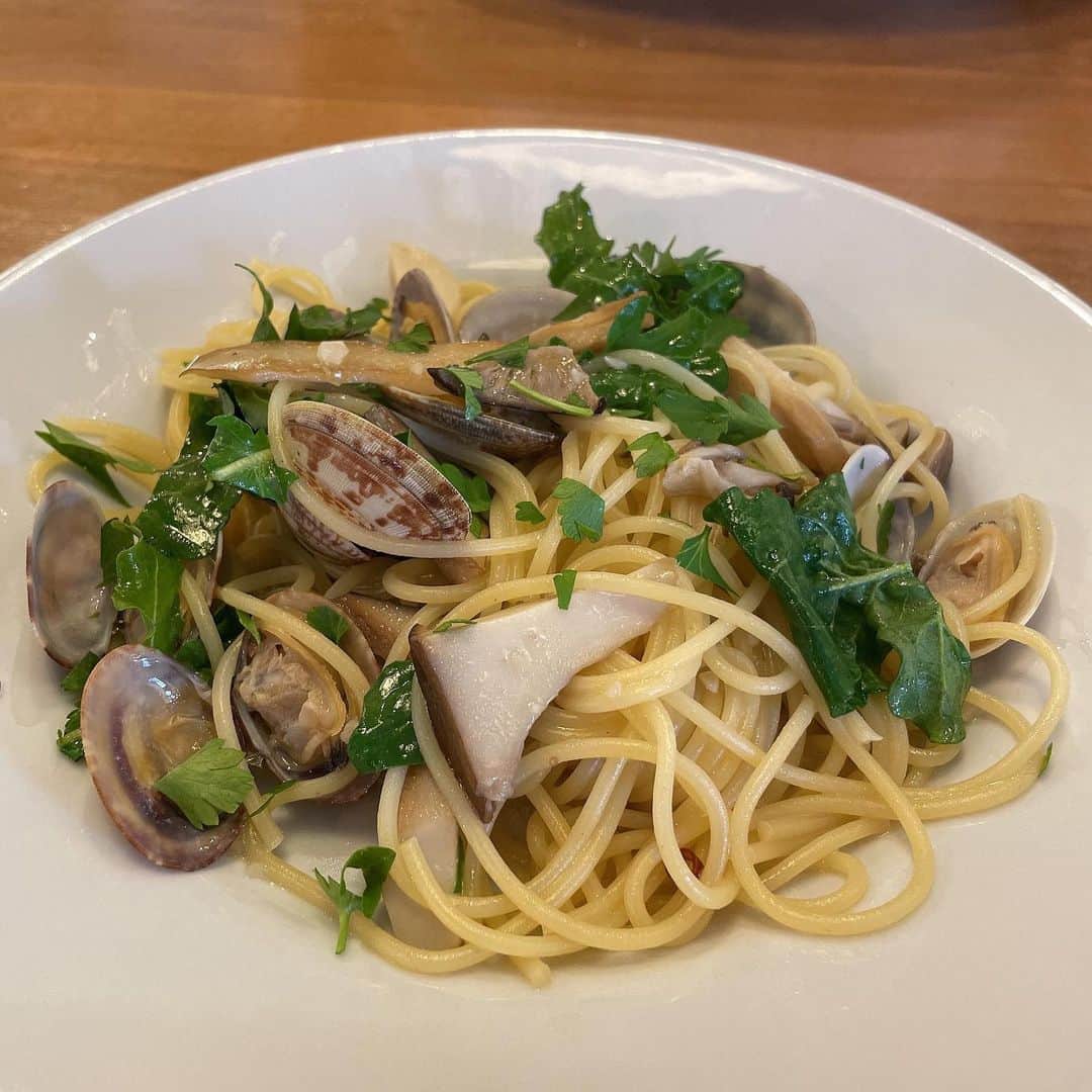 たまたまこのインスタグラム：「アサリとルッコラとキノコのオイルパスタ🍝 野菜も地元の野菜を使っているみたい〜😍」