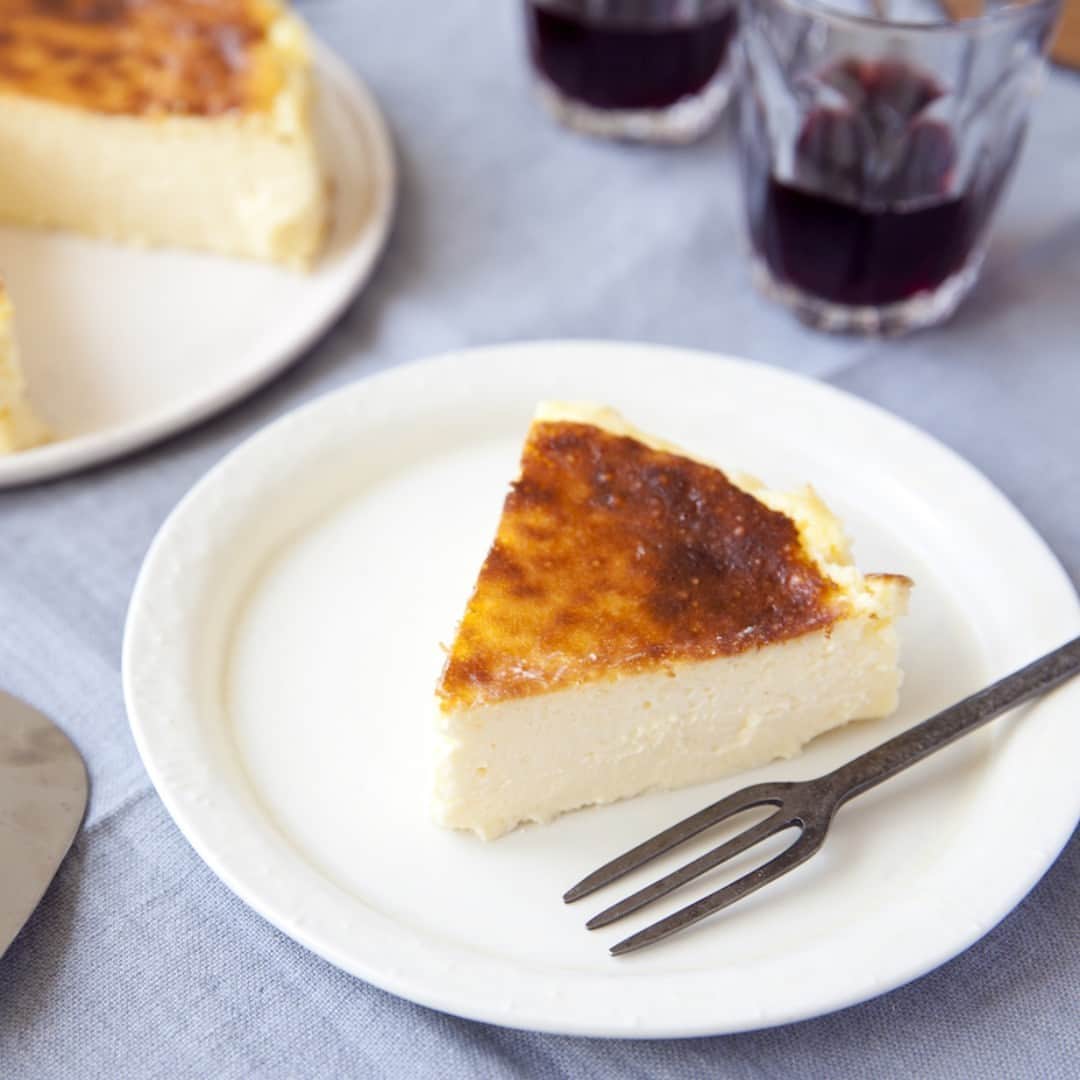 のインスタグラム：「. コーヒータイムのおともに！自分で作って楽しむ「焼き菓子」レシピ15選 . おやつの時間にほっと一息。おうちでゆっくりコーヒータイムを楽しむのなら、お菓子を手作りしてみてはいかがでしょう？今回は、お手軽レシピから本格的なものまで、コーヒーによく合う焼き菓子のレシピをご紹介します。 画像は、ふたりごはん(@misa_enomoto)さんより。 . https://kinarino.jp/cat4/42225 . ▶︎こちらの記事はキナリノアプリのトップページで掲載中です。 ▶キナリノアプリで「焼き菓子」と検索！ ▶︎ダウンロードはプロフィールリンクから(@kinarino_official) . #レシピ #バスクチーズケーキ #チーズケーキ #ケーキ #スイーツ #手作りスイーツ #おやつ #手作りおやつ #おやつの時間 #おうちカフェ #cheesecake #cake #recipe #cooking #sweets #丁寧な暮らし #暮らし #キナリノ」