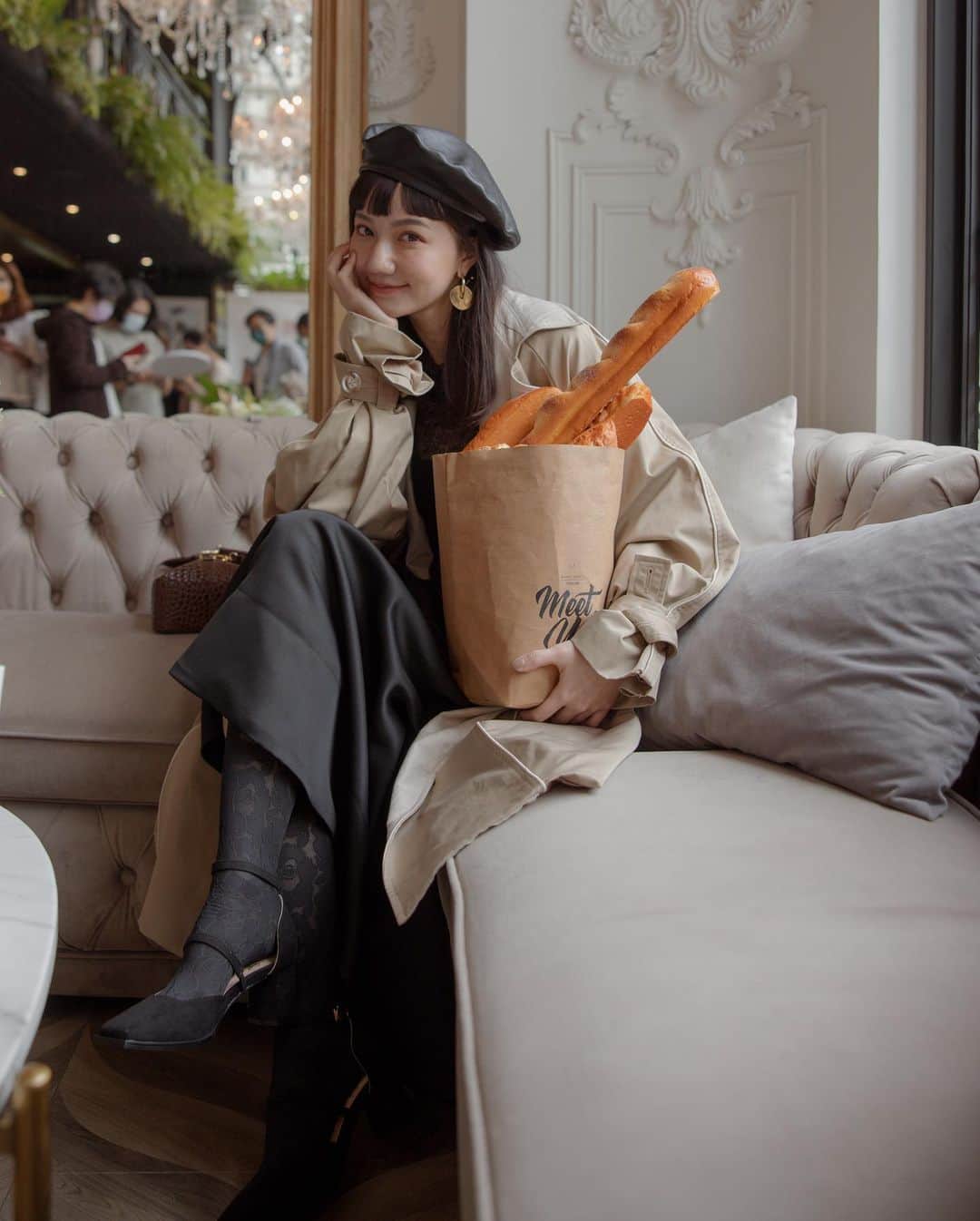 謝琦琦（Kiki）のインスタグラム：「妞妞的聯名鞋沒有一次錯過 每次都有讓我出席場合可以不失禮的跟鞋 不然我永遠都是靴子球鞋之類的  那個曾說過穿平底鞋腳會痛 戴隱眼化妝比較保護眼睛的奇葩女子 現在都已經要當媽媽了啊  鞋子/ @kerina_hsueh x @gracegifttw  #gracegiftxkerina #Gracegift #薛妞聯名鞋  上衣.裙子.外套/ @no.11official  襪子/ @pimgo.tw」