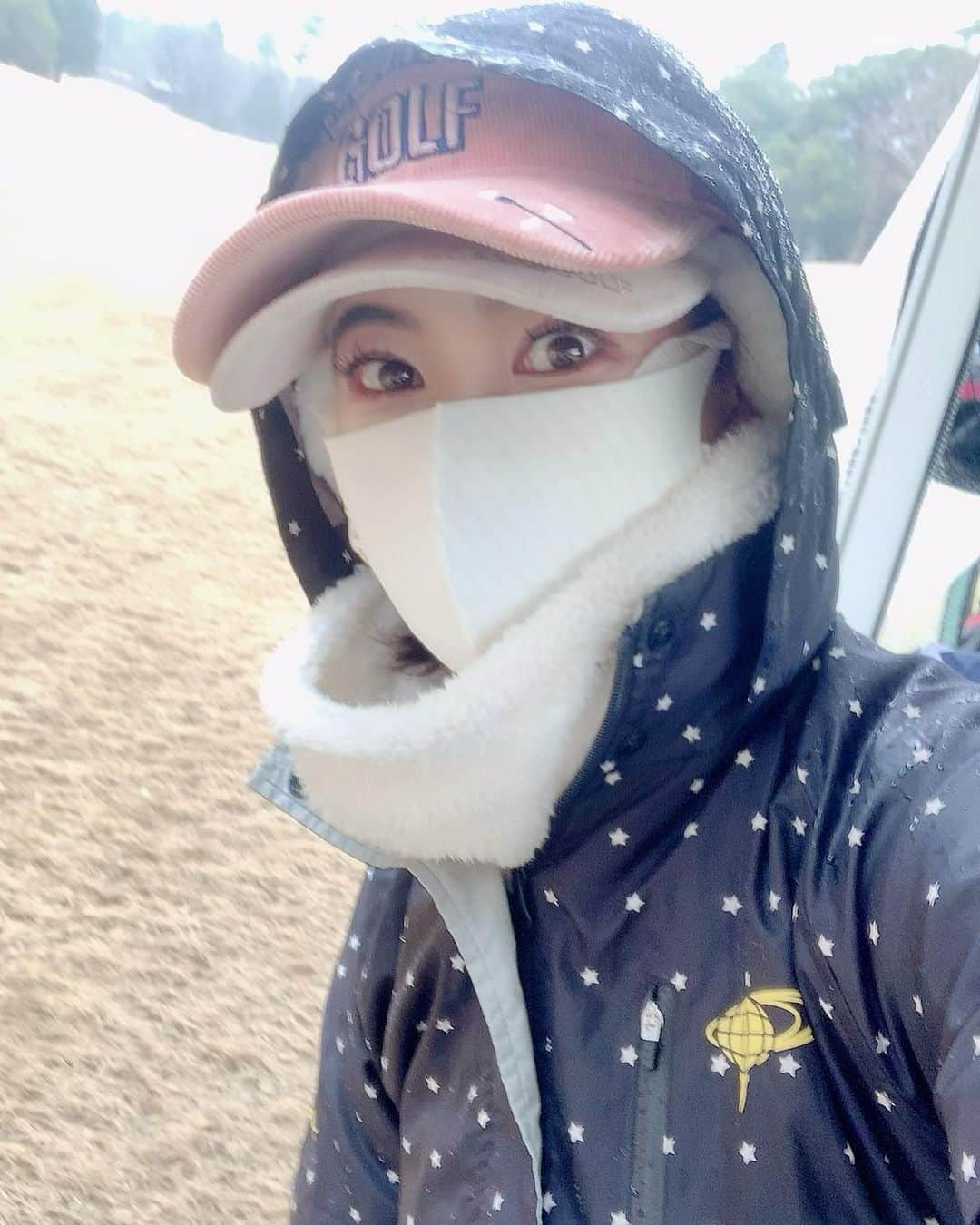 吉田玲奈さんのインスタグラム写真 - (吉田玲奈Instagram)「⛳️☔️ いつかの雨ゴルフ。 被り方間違ってるのは承知。 耳当て付きバイザーにキャップオン🤣 寒くて何でもアリ（笑） 49/48  97😂 パー2回しか取れなかったw #雨ゴルフ #マスクが暖かい #レインウェア #golf  #beamsgolf  #reinagolf」1月24日 14時07分 - reina.yoshida.ciel.1218