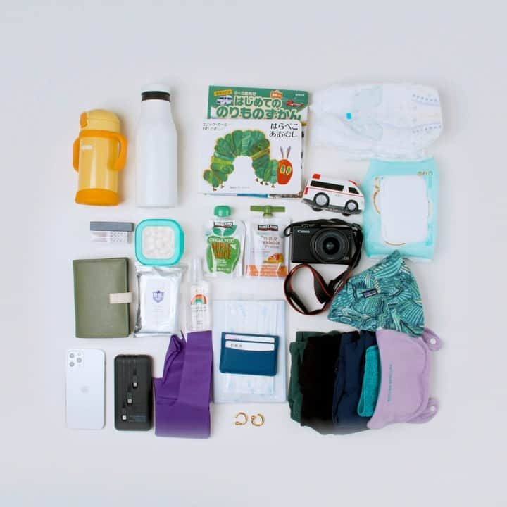 ソンイのインスタグラム：「SWU @swu__official 「MULTIWAY BIG TOTE BAG」使用例をご紹介します👜  マザーズバッグ編と通勤編の2パターンの動画を制作しました🤍  まずはマザーズバッグ編👶🏻🍼  ・ストローマグ(哺乳瓶など) ・ママ用水筒 ・財布 ・スマホ ・バッテリー ・オムツ2〜3枚 ・お尻拭き ・オムツ変えシート ・紙エプロン ・オムツ用ゴミ袋 ・除菌グッズや予備マスク ・母子手帳や診察券 ・着替え2〜3枚 ・スタイや帽子類 ・ハンカチ ・絵本やおもちゃ ・お菓子類 ・カメラ ・エコバッグ ・コスメやアクセサリー  これだけ入れてもまだ余裕があるので、0歳児のお子様との外出ではミルクや離乳食BFも入ります🍼  また付属品のポーチにはストラップがついていますのでベビーカーのアームに掛けたり、 クリップで靴や帽子を挟んでご使用できるのがとても便利です👟👒  @swu__official のwebサイトにて1月26日(火) 21時〜発売開始です🖤🤎🤍  ・カラーは「IVORY」「BLACK」「CAMEL」の3色 ・税抜¥17,000 ・今回は受注生産ではなく完成品を既にご用意しておりますのですぐにお手元にお届けされます  ＜採寸情報＞ ・バッグ横幅（上部の一番長い部分）：58cm ・バッグボディ部分の高さ：32cm ・持ち手の長さ：60cm ・マチの大きさ：底面 16cm×38cm ・ポーチサイズ：20cm×32cm   ＜重さ＞ ・IVORY：780g ・BLACK/CAMEL：820g」