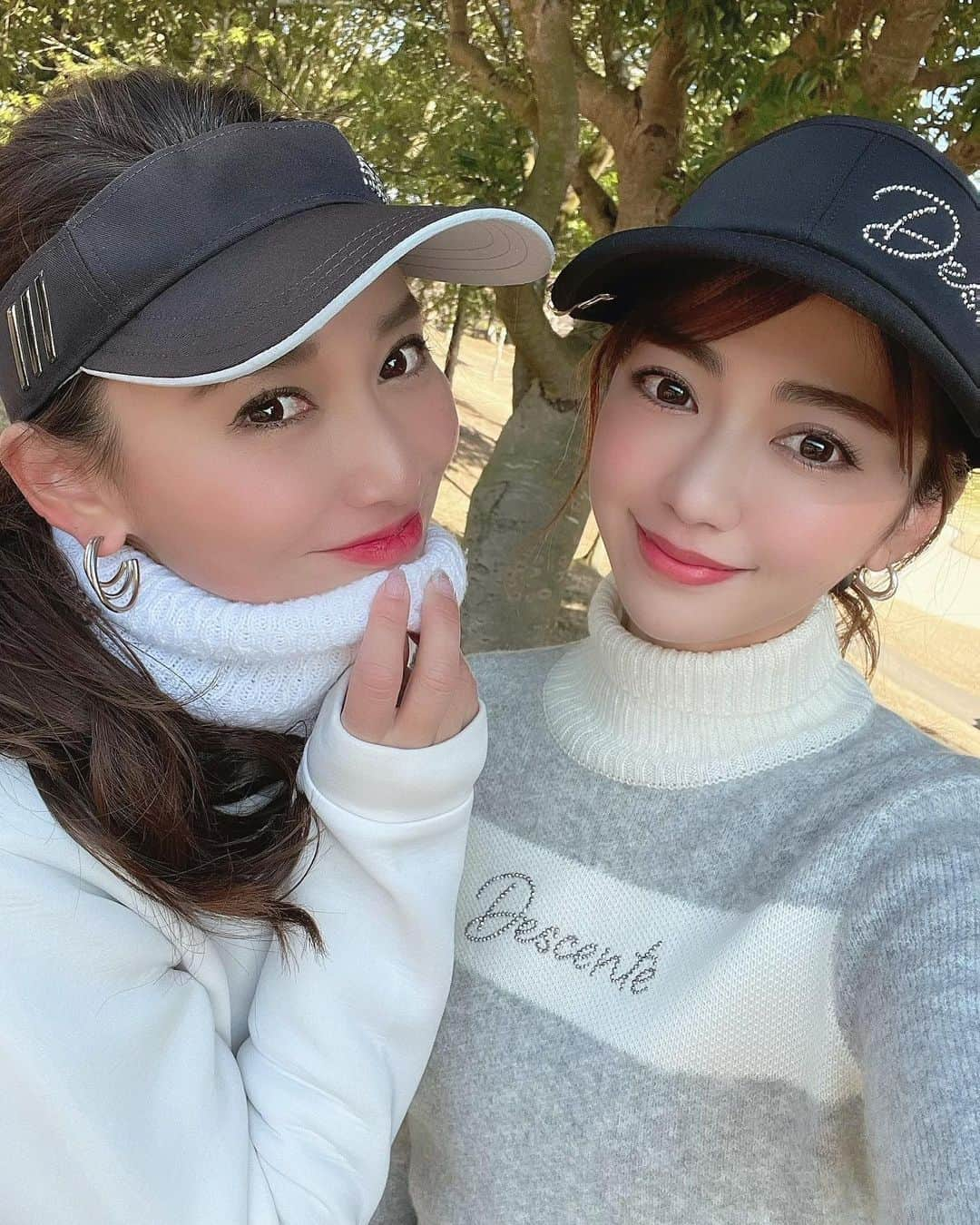 RISAさんのインスタグラム写真 - (RISAInstagram)「. ユイちゃんと久しぶりに  golf行ってきました🏌️‍♀️❤️  . カメリアヒルズは初めて✨ コースもクラブハウスも凄い綺麗だった☺️✨ 女子プロの試合をやる所だからコースちょっと難しくするらしくて、池が増えてたりバンカーも新しく作ってたりしててこれからもっと難しいコースになるみたい🤭✨  .  この日はビックリするくらい暖かくて〜☺️ ゴルフ日和だったなぁ♡  . .  #ゴルフ女子 #ゴルフ#カメリアヒルズカントリークラブ#ゴルフウェア#デサントゴルフ#ゴルフライフ#ゴルフ好き#ドライバーショット#ゴルフスイング#golf#golfgirl#golfLife #swing」1月24日 14時09分 - arilady0423