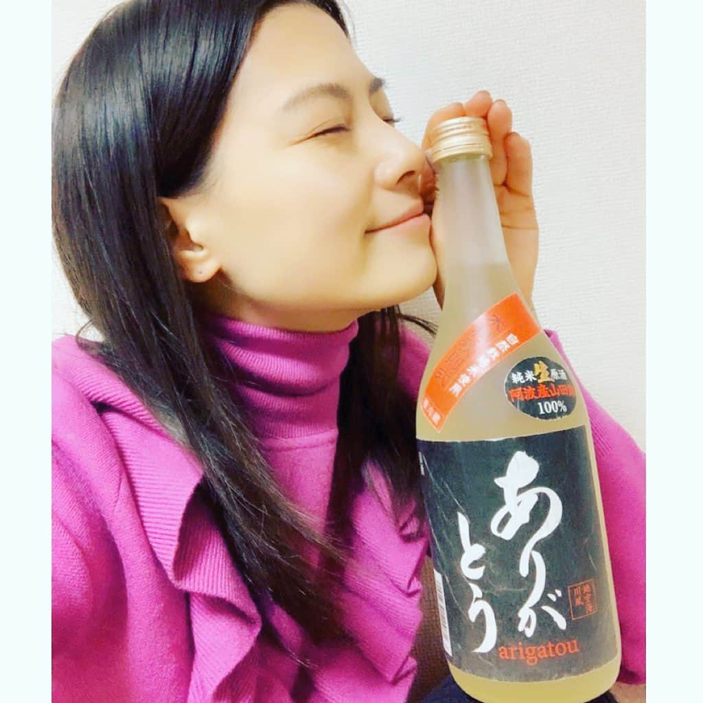 七瀬遥のインスタグラム：「『ありがとう』  日本の心を感じるお酒🍶 またまた、頂いちゃいました😆✌️ 宇宙からの誕生日プレゼントかなぁ〜🎁💕 前回も当たり、今回もまた当たり❣️ この日本酒🍶は、とってもエネルギーが高いんです✨✨スペシャルな日本酒です✨ 日本酒は苦手だったんだけど、飲めるようになりました😊苦手な方でも、これは飲めると思います😌いいお酒は、身体も喜んでくれてエネルギーが沁み渡る😊愛のエネルギーを受け取ってみてください😉❤️✨  『奇跡のリンゴ🍎』を手掛けた木村秋則さん指導のもと生育、収穫した肥料、農薬、除草剤を使用しない自然栽培米で作られた日本酒🍶 こちらから、ご購入頂けます😊是非お試しくださ〜い🙌💕 https://www.okagesama.jpn.com  #ありがとう#日本酒#自然栽培米#酒造#奇跡のリンゴ#愛#素敵#平和#感謝#笑顔#arigatou#fun#delicious#drink#good#friend#happy#love#happiness#good#smile#tokyo#japan」