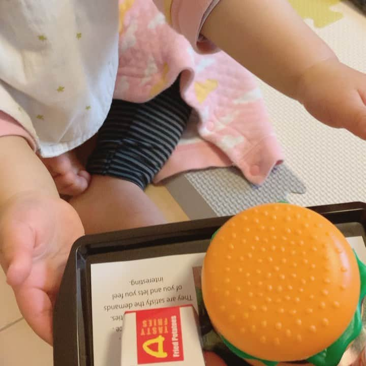 花原緑のインスタグラム：「/ はいっどーぞ！ #おままごとブーム到来😝🍔🍟 #これ100均 #たすかるわぁ」