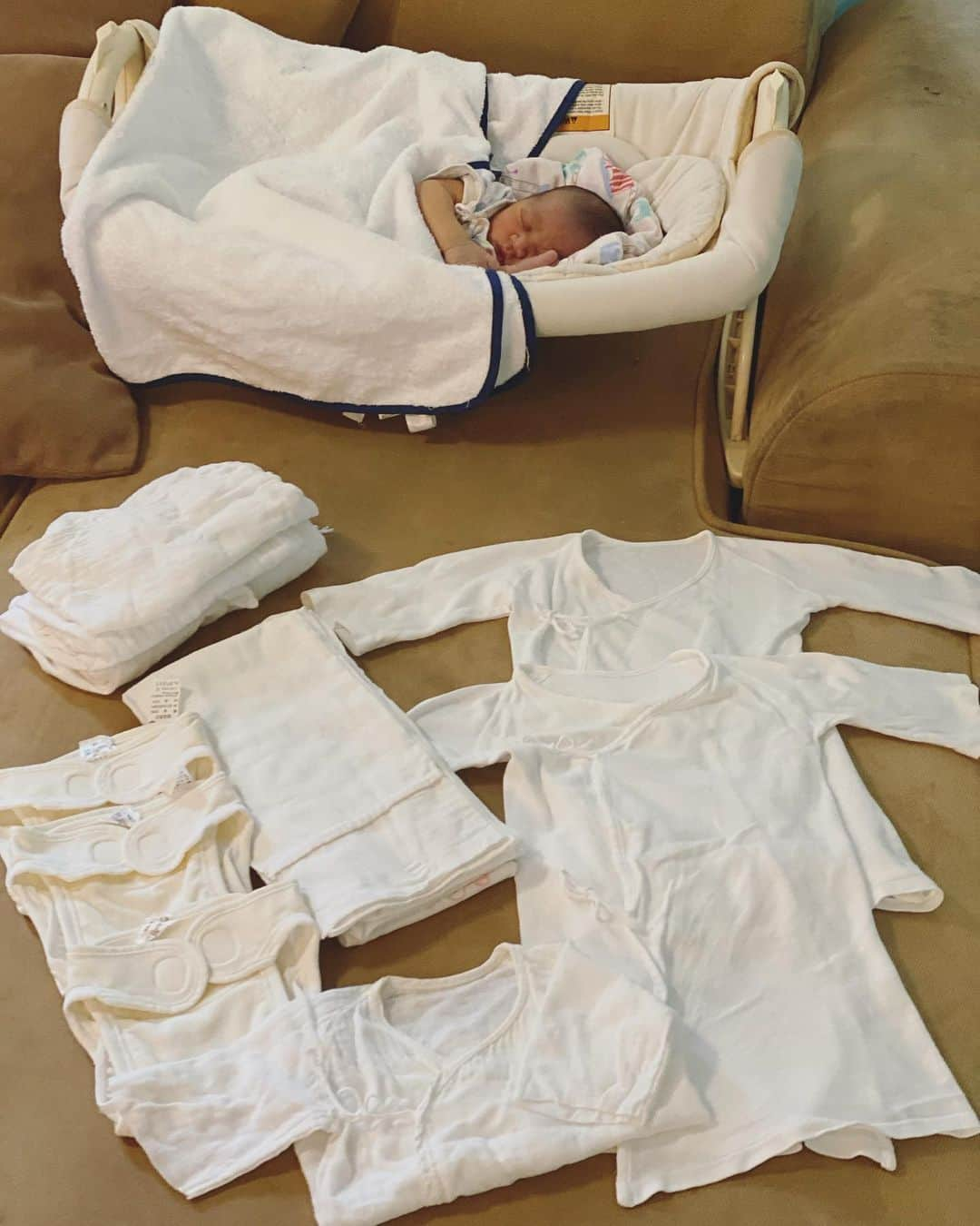 中鉢明子さんのインスタグラム写真 - (中鉢明子Instagram)「New born clothes, Cloth diapers,  these are the clothes that I wore when I was a baby. #TakeOver  私が赤ちゃんの時に着ていた新生児の服と布おむつ。一番上の娘から息子と今回も使います😊 布オムツの中に入れる布は娘が生まれた時に母が縫って送ってくれたもの。意外と今回の方が布おむつを使う心の余裕がある😌 #第三子 #心の余裕 #子育て #布おむつ #受け継ぐ #parenting #newborn #newyork #clothdiapers #cotton」1月24日 14時14分 - akiko_harlem