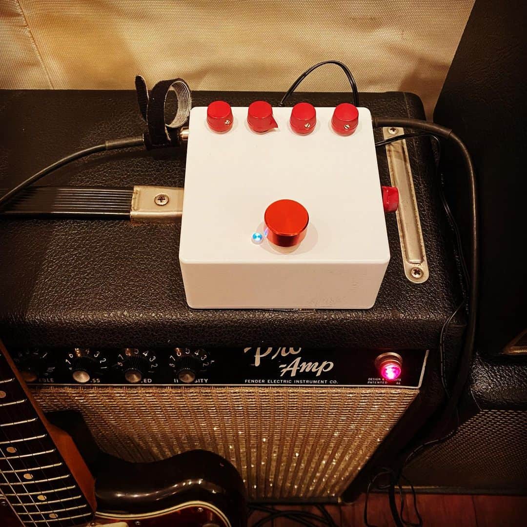 浅田信一のインスタグラム：「プロデュースワークのレコーディングの前にエフェクトペダル研究🎸  「Jext Telez White Pedal」  ビートルズ、ホワイトアルバムの頃の音に影響を受けたペダルとのこと。 クランチからファズまで音作りの幅が広く、タッチレスポンスが早くて好感触。 横にあるミッドブーストの周波数を可変するツマミはYokoと言うそうだ。（笑） そしてなんとこれ16歳のギタリストの私物！  あわせてホワイトアルバムのオリジナルモノラル盤を久々に聴く。  #pedaleffects  #jexttelezwhitepedal #jexttelez #whitealbum」