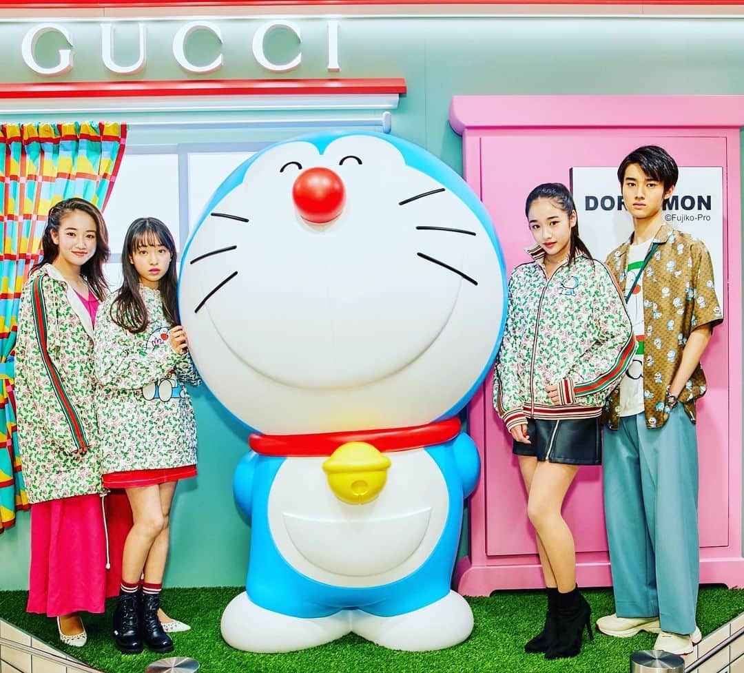 藤岡弘、のインスタグラム：「♡♡  お父さんがドラえもんに変身✨⁉️﻿ ﻿ ﻿ @gucci ﻿ ﻿ #DORAEMONxGUCCI  #ドラえもんxグッチ #Gucci #グッチ#fashion#ファッション#﻿family#藤岡ファミリー#spring#maitofujioka#maifujioka#aitensho#amane tensho#hiroshifujioka#model#teen#japanese#藤岡真威人#藤岡舞衣#天翔愛#天翔天音」