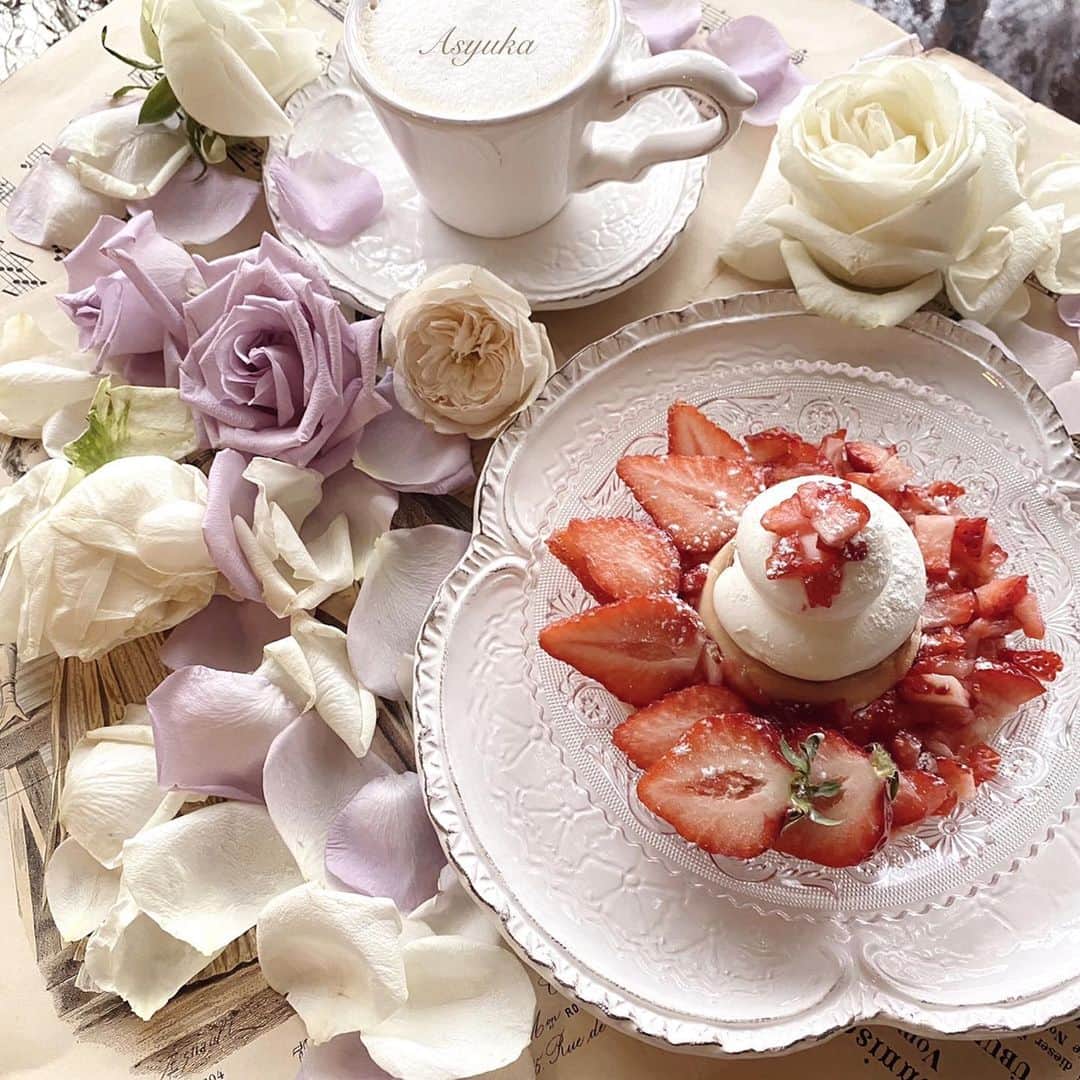 のインスタグラム：「おうちカフェ . . 苺たっぷりプリン♡  プリンをいただいたので苺スイーツに。 頂き物のプリンと、 生クリームがなかったのでコンビニソフトを合わせて。 . . . #おうちカフェ#お家カフェ#いちごスイーツ #あまおう#カフェラテ#カフェオレ#スイーツ」