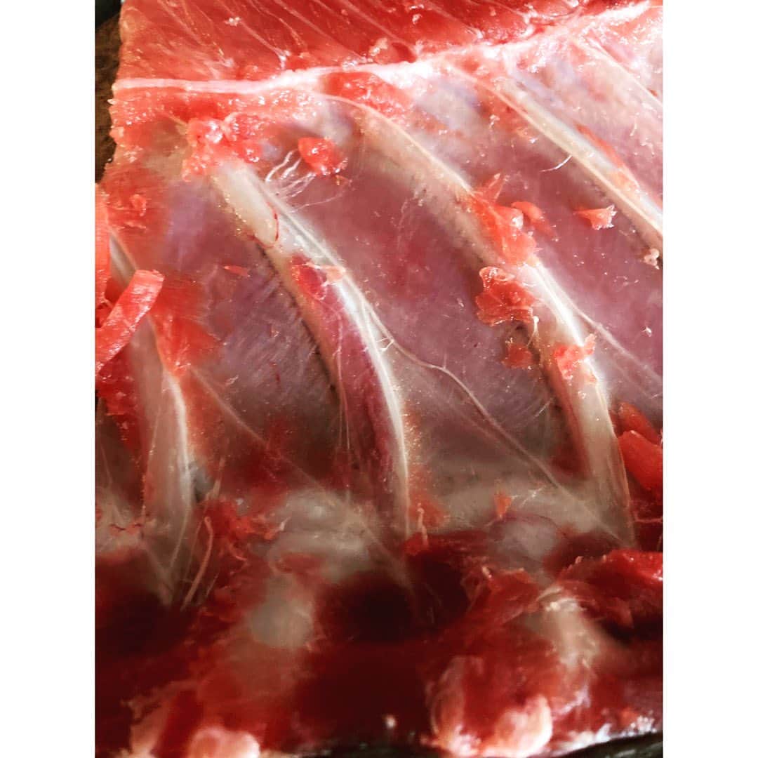 journaleatripさんのインスタグラム写真 - (journaleatripInstagram)「tuna  鮪の中落ち  fish market 次回は予定どおり月初めの土曜日2月6日です  #熊梅#fishmarket#eatripsoil」1月24日 14時36分 - eatripjournal