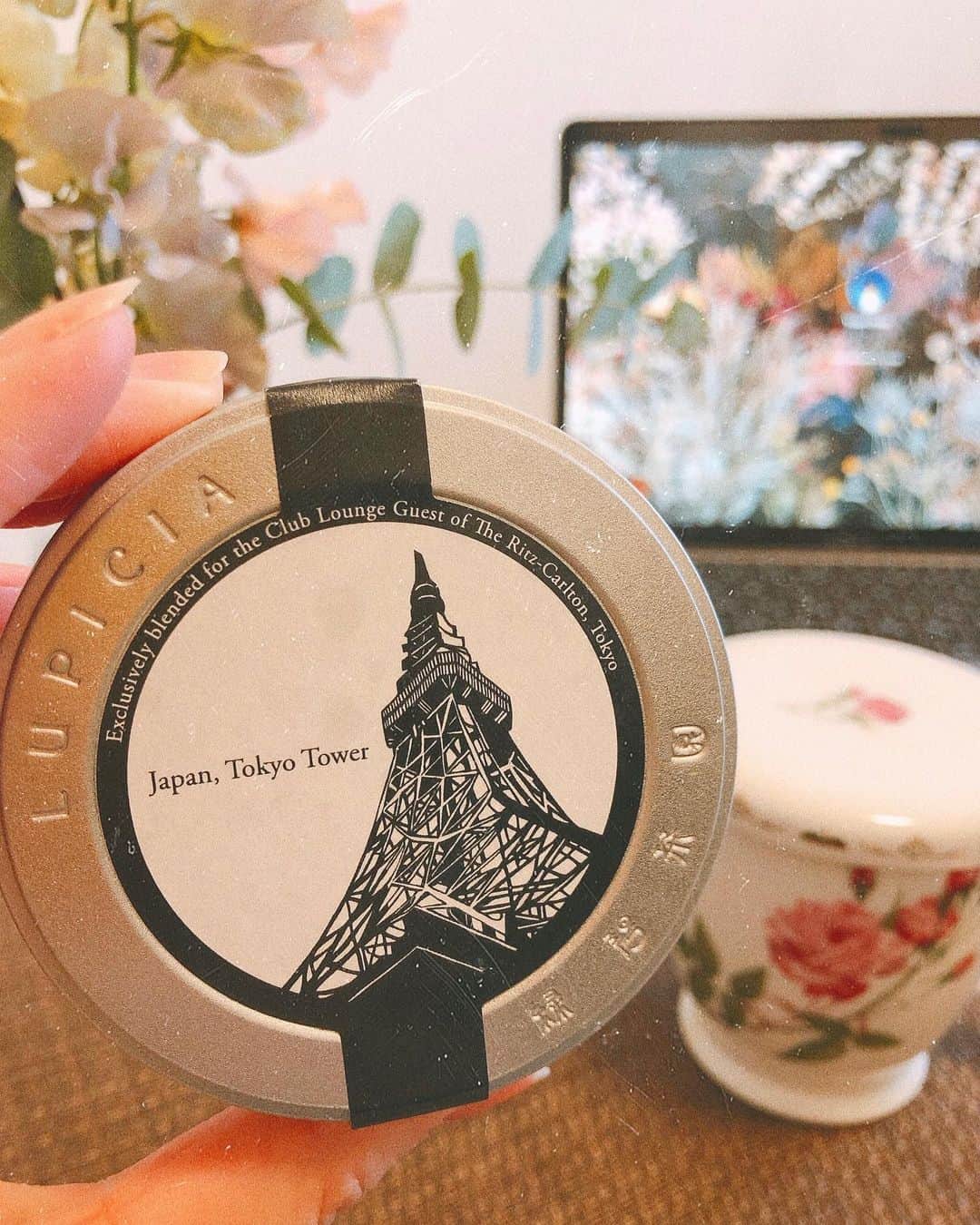 崎本ゆかりのインスタグラム：「信号待ちが辛い寒さ..❄️ いつもはコーヒーだけど(最近は専ら豆虎。すきです。) 今日はLUPICIAの紅茶 巨峰🍇をいただきます。 とっても美味しい..🥰  #☕️ #teatime#lupicia#tea#grapetea#ritzcarltontokyo#exclusivelyblendedtea#mametora#coffee#myfav#tokyotower#ルピシア#紅茶#巨峰#リッツカールトン東京#豆虎#中目黒#コーヒー#コーヒー好き#紅茶好き#おうち時間#🗼#🍇」