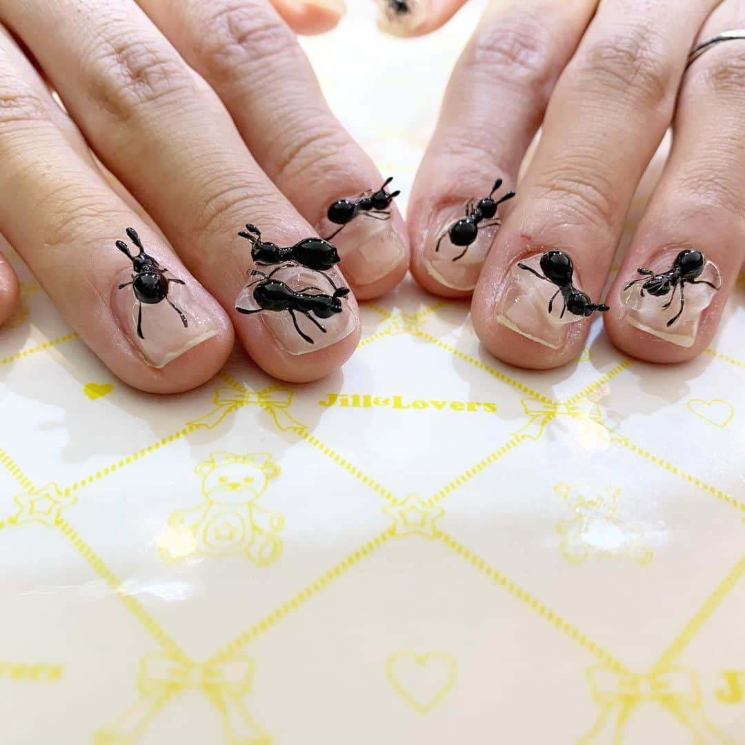 mamijinguさんのインスタグラム写真 - (mamijinguInstagram)「@tk_mmm  1月の昆虫ネイルは🐜🐜🐜  今回も前回の🐞に続きとにかくひたすら同じ物を作る修行みたいだったけど、やっぱり完成品を見ると自画自賛したくなるほどでした😂 〝気持ち悪い〟は褒め言葉笑  では、来月もキモカワネイルになります様に✨  #jillandlovers #nail #nailart #paragel #gelneil#gel #ネイル #ネイルアート #me #look #love #かわいい#あり#3dネイル」1月24日 14時32分 - mamijingu