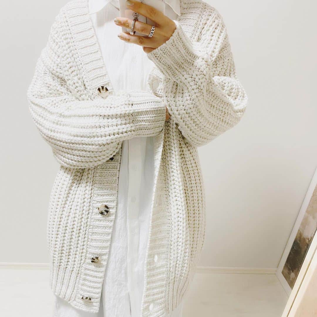 aiaiのインスタグラム：「ざっくりニットカーディガン  @coca_official_store  #カーディガン #ニットカーディガン  #カーディガンコーデ  #ニットカーディガンコーデ   コーデの詳細はブログに書いています  𖤐𖤐𖤐𖤐  #fashion#outfit#style#coordinate#instagood#ootd#pic#instapic#コーデ#コーディネート#スタイリング#プチプラコーデ#本日のコーデ#大人カジュアル#プチプラ  #カジュアル #アラフォー #アラフォーコーデ #アラフォーファッション#シャツワンピース #シルバーアクセサリー #シルバーリング #冬コーデ」