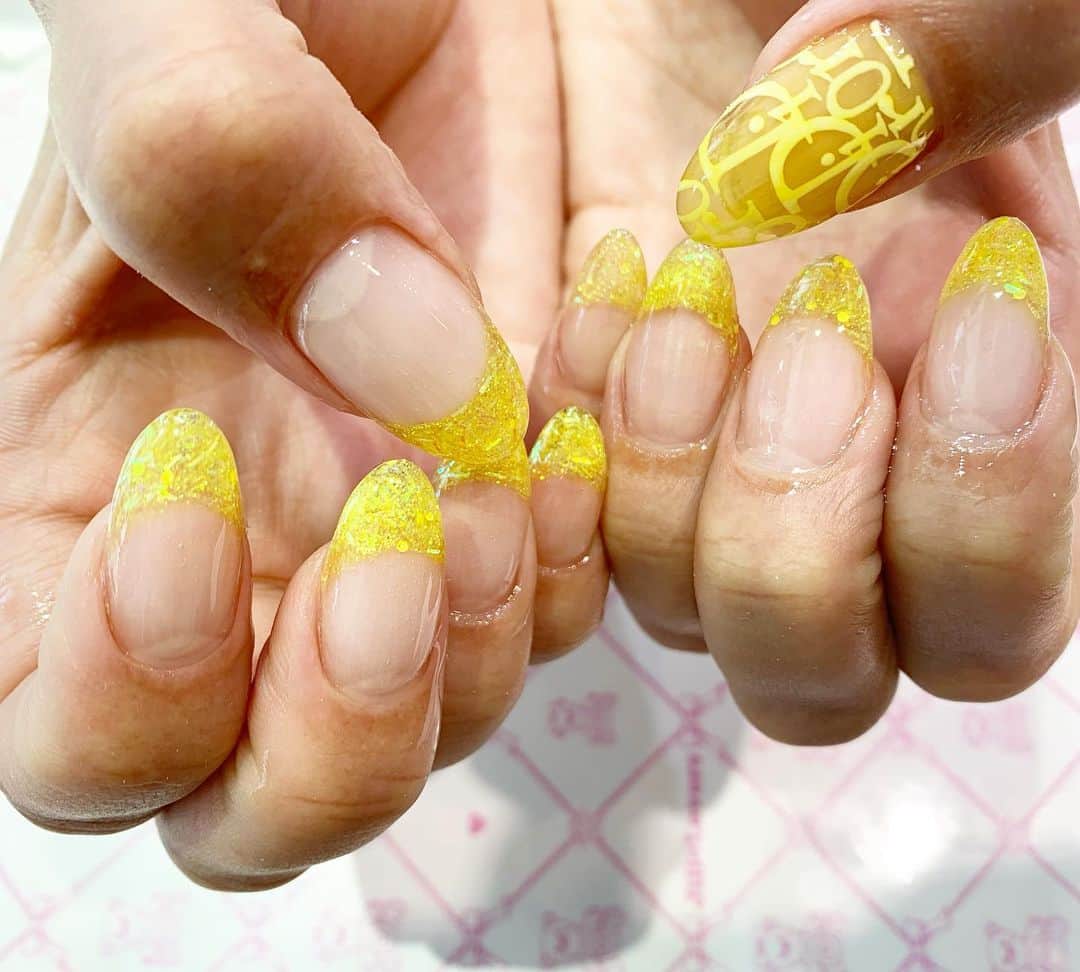 mamijinguのインスタグラム：「@paragelnail  パラジェルで去年作らせてもらったクリアカラー💛 透明スカルプ→白ジェルでペイント→ネオンイエロージェル こんな感じで仕上げていくと写真みたいになるよ💛  #jillandlovers #nail #nailart #paragel #gelneil#gel #ネイル #ネイルアート #me #look #love #かわいい」