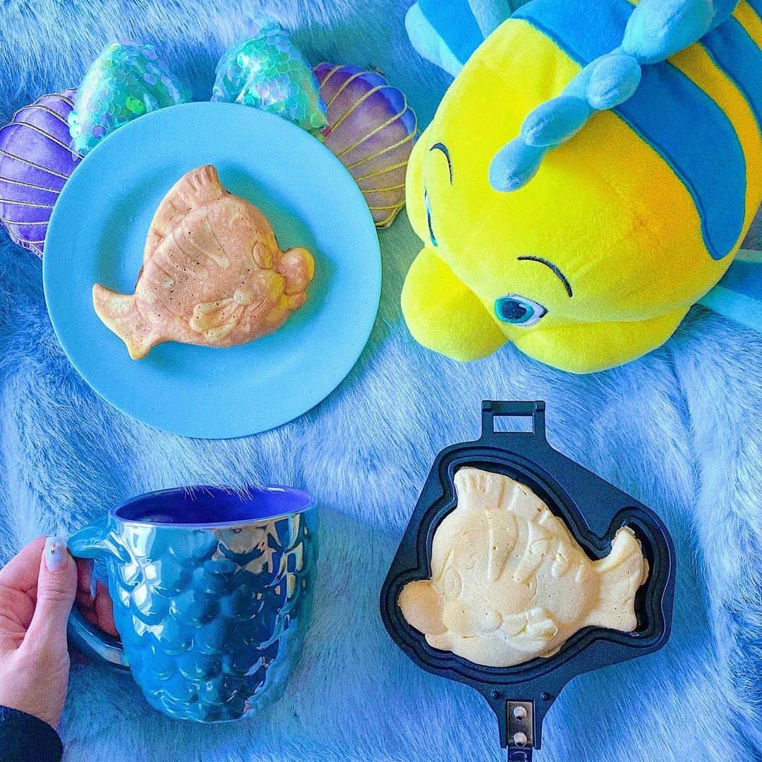 のインスタグラム：「🐠🐠🐠﻿ ﻿ ﻿ ﻿ ﻿ 1月20日から#東京ディズニーリゾート (@tokyodisneyresort_official )から発売中の﻿ ﻿ #ケーキサンドメーカー ﻿ ＂#フランダー焼き 🐠💭❤️＂﻿ ﻿ ﻿ ﻿ ﻿ ﻿ こちらも発売前から﻿ めちゃくちゃ欲しくて欲しくて欲しかったやつ🥺❤️﻿ ﻿ お姉(@nakajima_ayano )が焼いてくれたのだけど、、、﻿ めちゃくちゃクオリティ高くない🥺❤️❤️❤️🐠？！﻿ ﻿ ﻿ ﻿ ﻿ ﻿ ﻿ という事で、﻿ お姉のアリエルグッズと一緒に撮ってみました🧜🏻‍♀️❤️🐠笑　#姉妹あるある ←﻿ ﻿ やっぱり最初は﻿ たい焼き。あ、フランダー焼きにしたかったから﻿ こし餡を入れてもらったよ😍😍﻿ ﻿ #ミッキーワッフルメーカー より﻿ 真ん中あたりがふっくらしてるから﻿ 作りやすかったみたい👨🏻‍🍳❤️﻿ 今度はハム&チーズでおかず系のも﻿ 作ってみたいなぁ🥺💭❤️﻿ ﻿ ﻿ おうち時間が楽しくなるグッズが増えて嬉しい☺️❤️﻿ ﻿ ☁️☁️☁️☁️☁️☁️☁️☁️☁️☁️☁️☁️☁️☁️☁️☁️﻿ #disneysisters_jp ←#中島姉妹 ディズニーまとめ👭🏻﻿ #東京ディズニーランド　﻿ #ディズニーグッズ#アリエル#フランダー　﻿ #おうちディズニー#ディズニースイーツ」