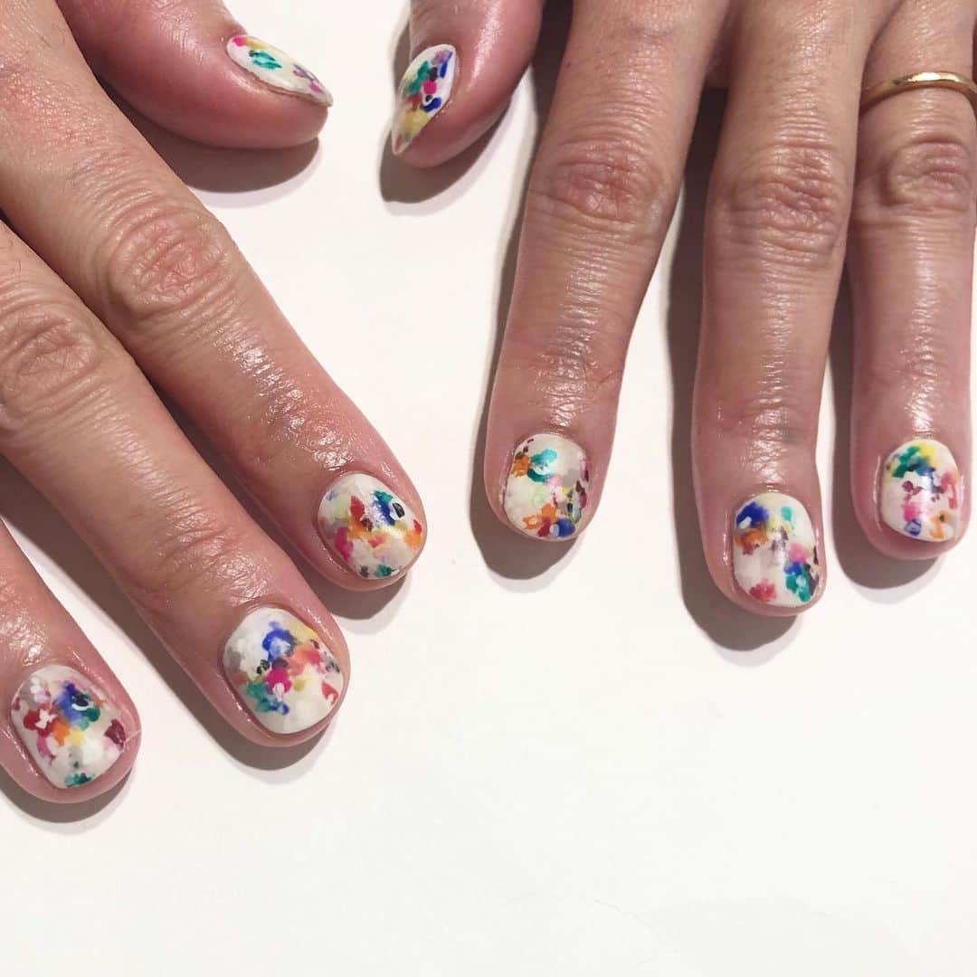 関根祥子のインスタグラム：「🤍☁️💞❤️🌷🍊😈🧚🏻🧢🐸🐣  カラフルお花  #mojonail #nails」