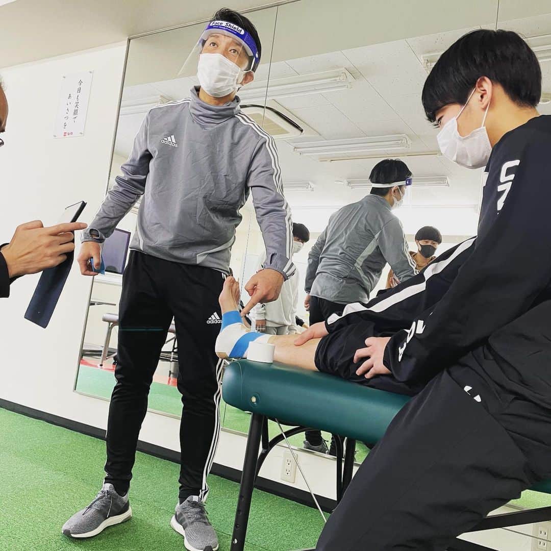 東京スポーツ・レクリエーション専門学校のインスタグラム：「#オープンキャンパス 今日は、#サッカー日本代表  のトレーナーの後関先生によるテーピング授業が開催されました❗  今回はコロナ禍ということで、オンラインでの配信と対面での体験授業がなんと同時に行われました！  初となる試みだったのですが、たくさんの方が参加してくださいました🙌  みなさん、難しいと言いながらも楽しそうに受けていました💪  この他にも貴重な体験授業が沢山受けられます❗ 是非ご参加お待ちしております☺️  #オープンキャンパス#テーピング#体験授業#サッカー#日本代表#トレーナー#コロナ#コロナに負けない#コロナ対策万全#マスク」
