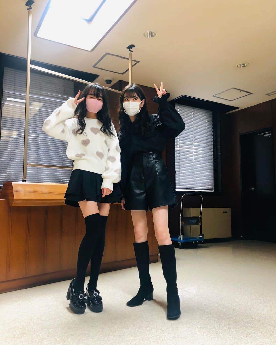 ニコ☆プチのインスタグラム：「信じられない美脚😂😂  #近藤藍月 #八木珠梨  #ある日の私服🙆🏻‍♀️💓」