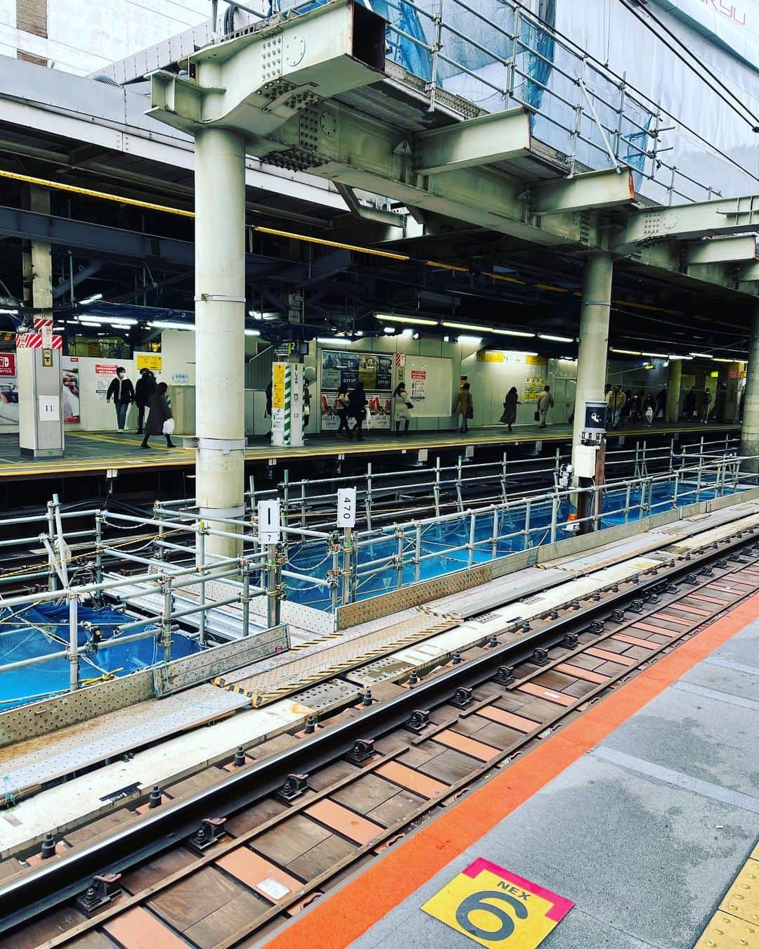 佐藤東弥さんのインスタグラム写真 - (佐藤東弥Instagram)「帰りも埼京線で 3番ホームより山手線内回りを見る 線路と線路の間のスペースが おそらく新しい山手線内回りの線路になるのだろう そして今の内回りの線路をホームにして 外回りと共用するのではないだろうか それはいいとして 電車を止めずにホームの建設 どうするんだろう  まさか一旦は外回りホームのさらに外側に 線路を通すのか？」1月24日 14時53分 - touyasato
